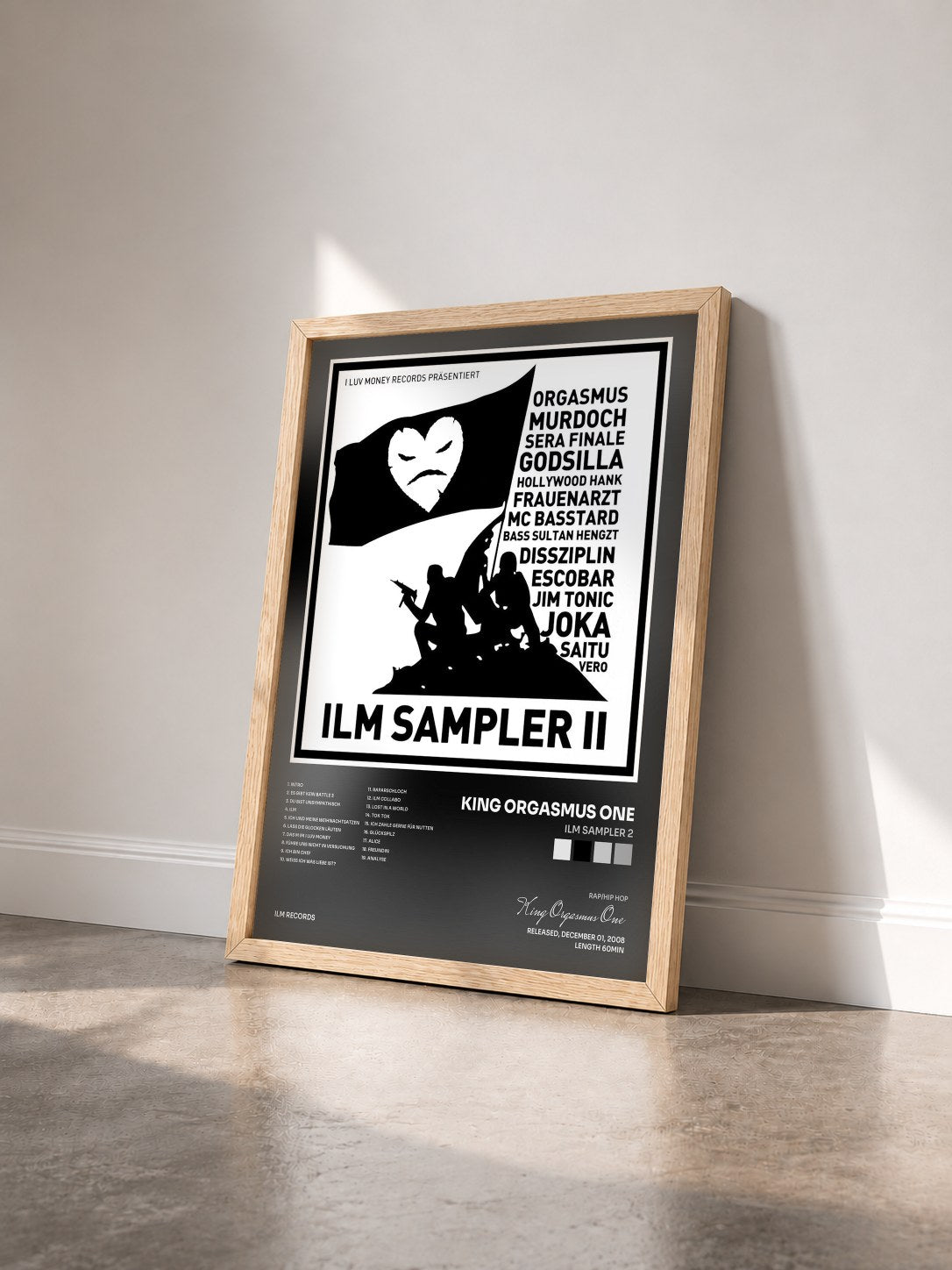 #bois Tableau de l'album ILM Sampler 2 de King Orgasmus One vu de trois quarts, cadre en bois brut