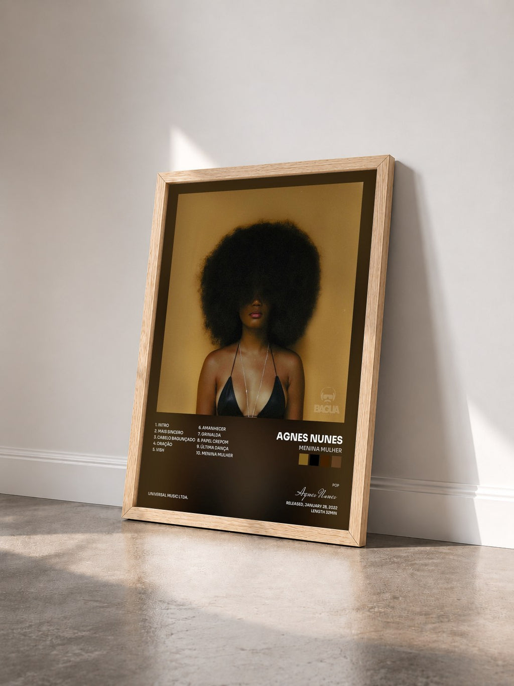 #bois Tableau de l'album Menina Mulher de Agnes Nunes vu de trois quarts, cadre en bois brut