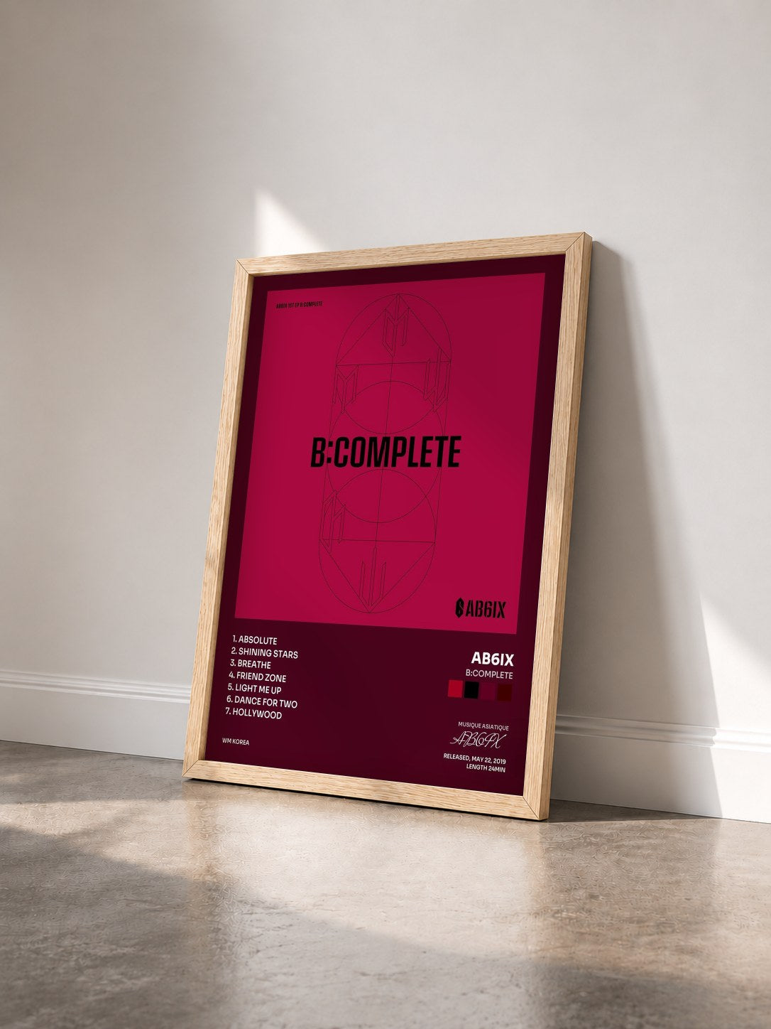 #bois Tableau de l'album B:COMPLETE de AB6IX vu de trois quarts, cadre en bois brut