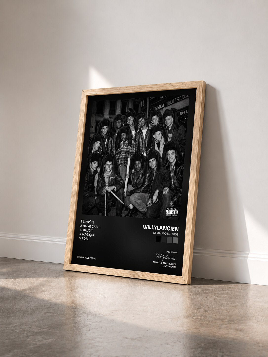 #bois Tableau de l'album demain c'est vide de Willylancien vu de trois quarts, cadre en bois brut