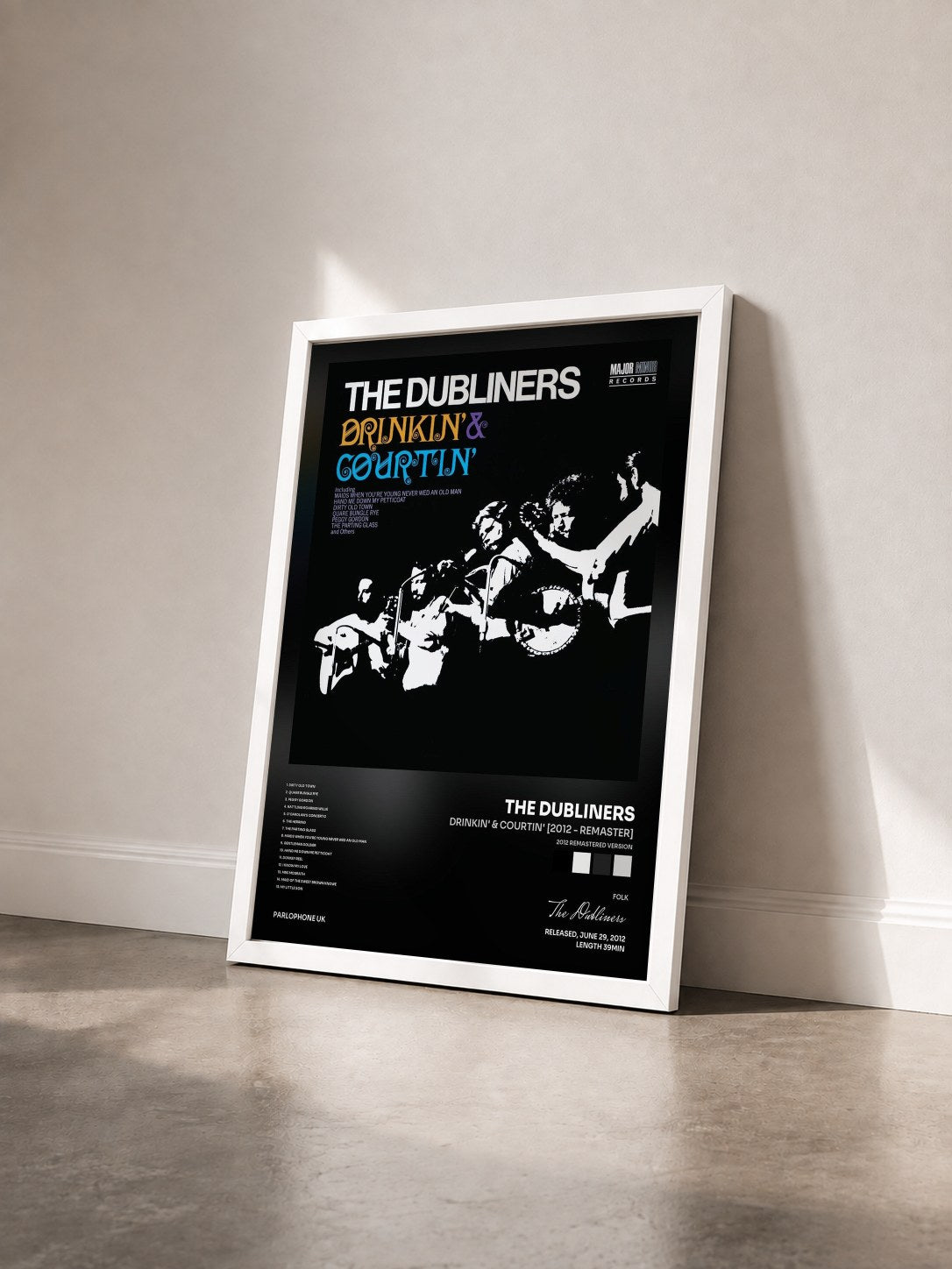 #blanc Tableau de l'album Drinkin' & Courtin' [2012 - Remaster] (2012 Remastered Version) de The Dubliners vu de trois quarts, cadre blanc