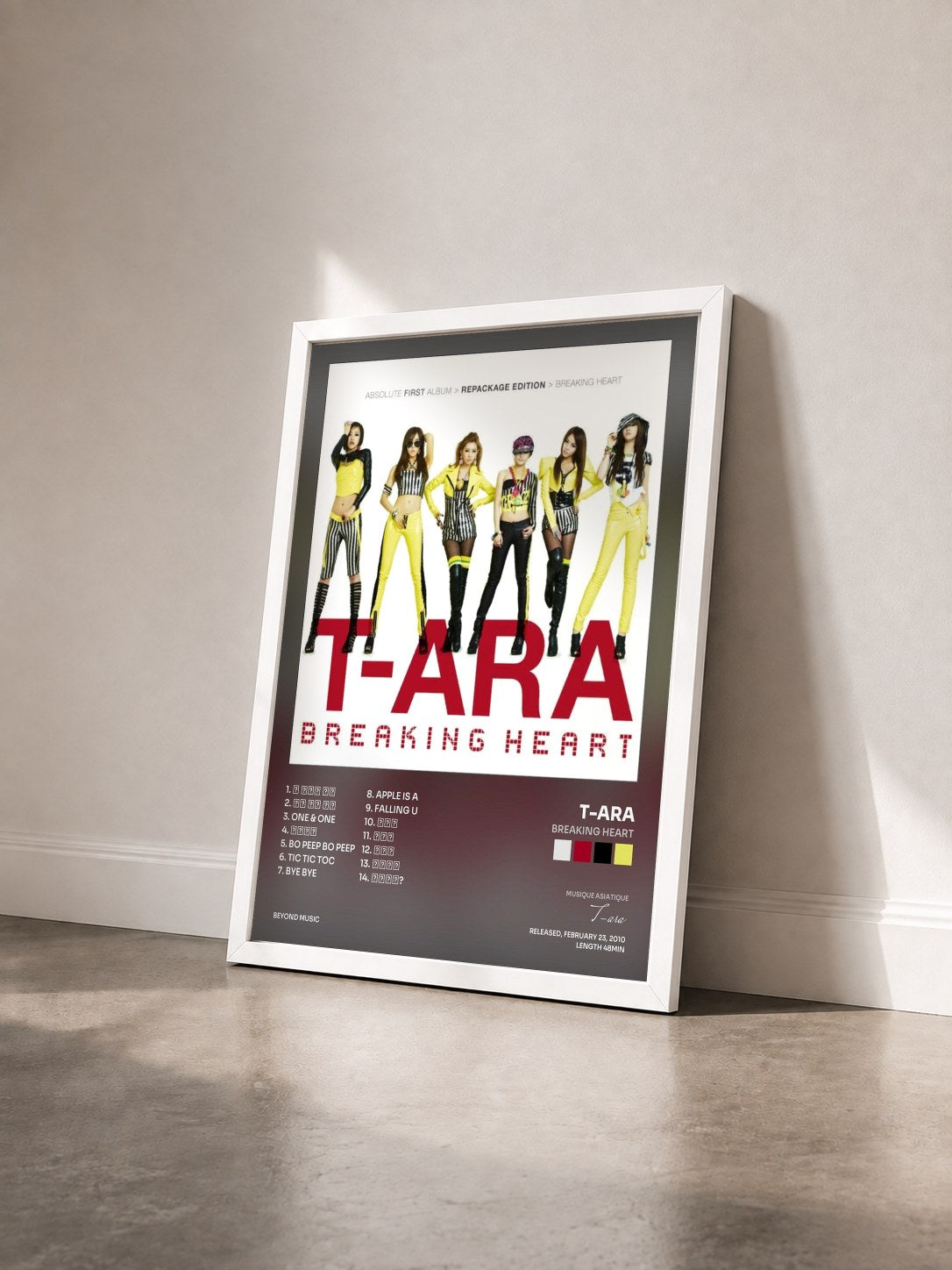 #blanc Tableau de l'album Breaking Heart de T-ara vu de trois quarts, cadre blanc