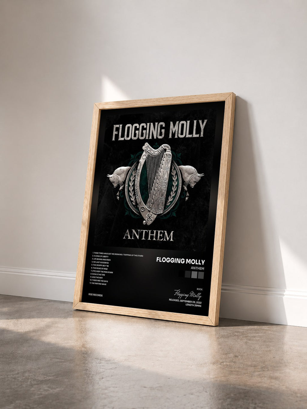 #bois Tableau de l'album Anthem de Flogging Molly vu de trois quarts, cadre en bois brut