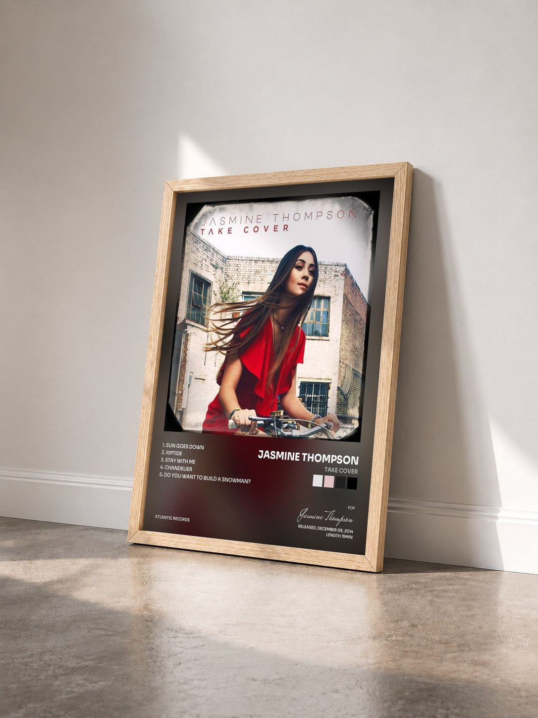 #bois Tableau de l'album Take Cover de Jasmine Thompson vu de trois quarts, cadre en bois brut