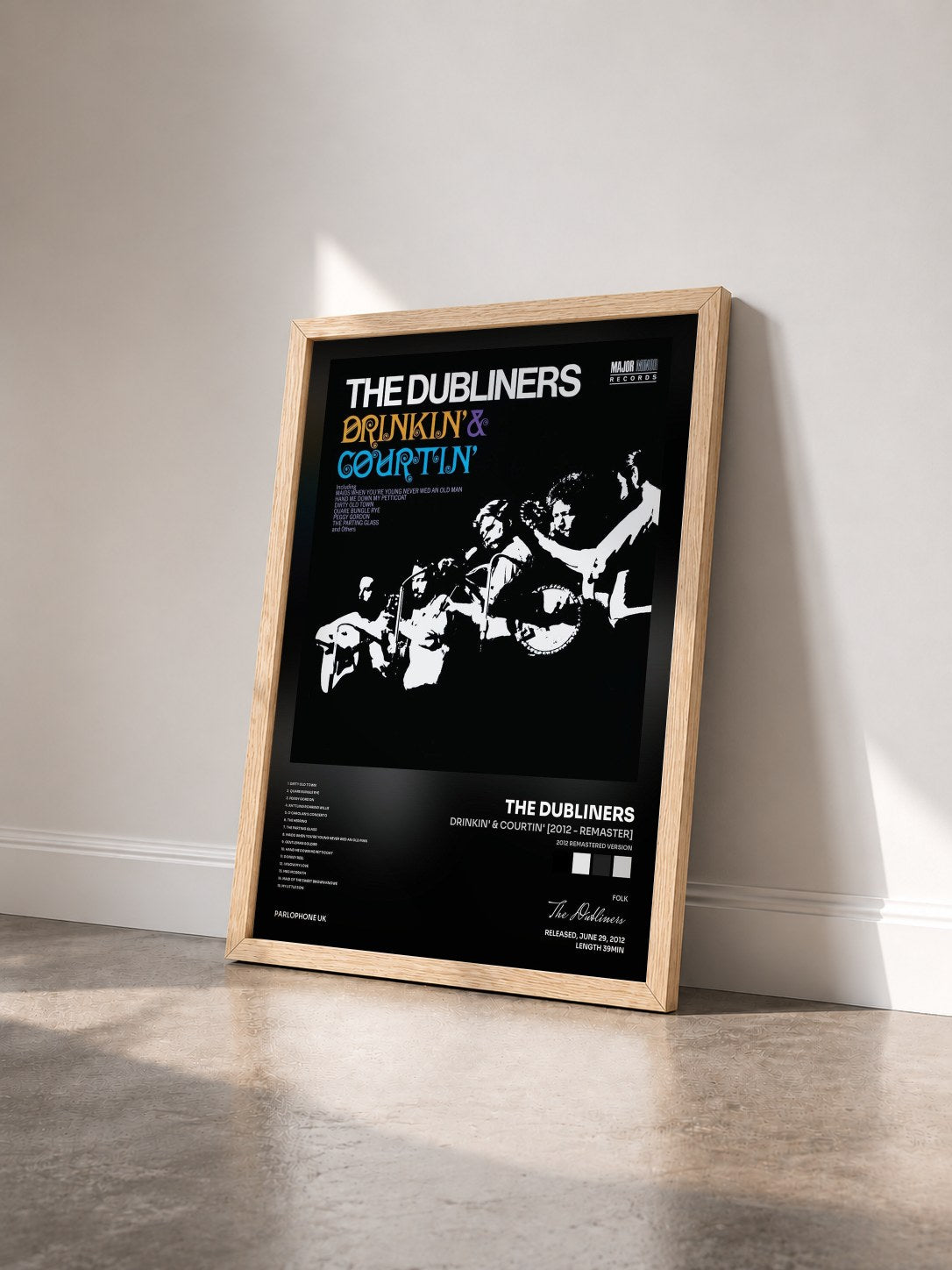 #bois Tableau de l'album Drinkin' & Courtin' [2012 - Remaster] (2012 Remastered Version) de The Dubliners vu de trois quarts, cadre en bois brut
