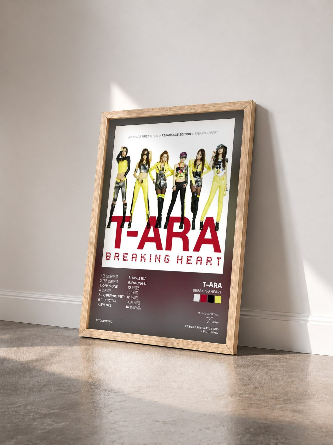 #bois Tableau de l'album Breaking Heart de T-ara vu de trois quarts, cadre en bois brut