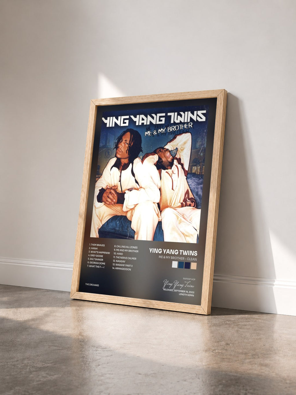 #bois Tableau de l'album Me & My Brother - Clean de Ying Yang Twins vu de trois quarts, cadre en bois brut