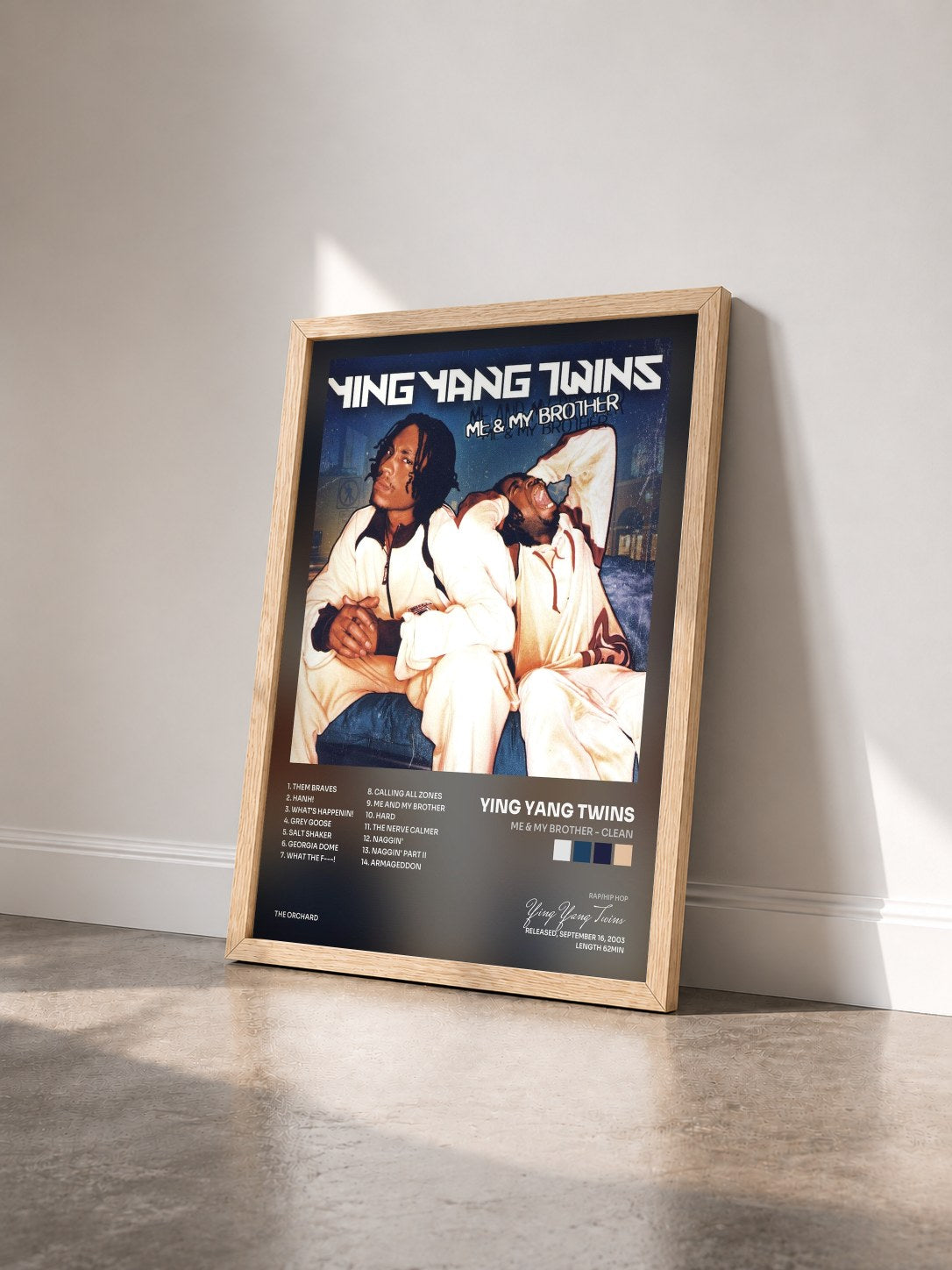 #bois Tableau de l'album Me & My Brother - Clean de Ying Yang Twins vu de trois quarts, cadre en bois brut