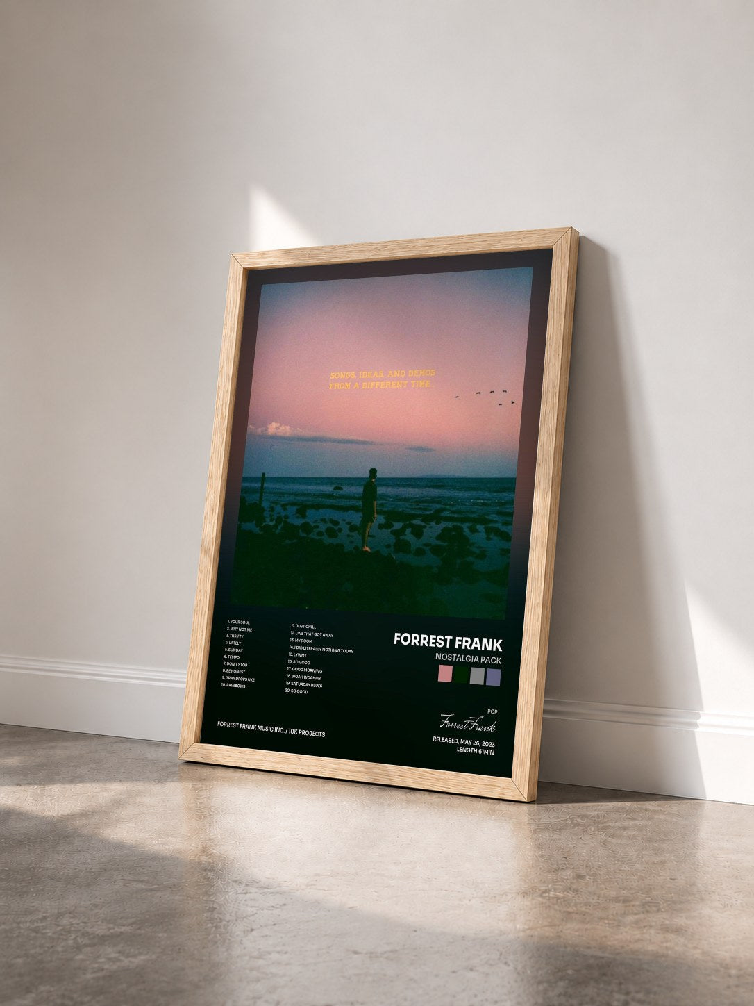 #bois Tableau de l'album Nostalgia Pack de Forrest Frank vu de trois quarts, cadre en bois brut