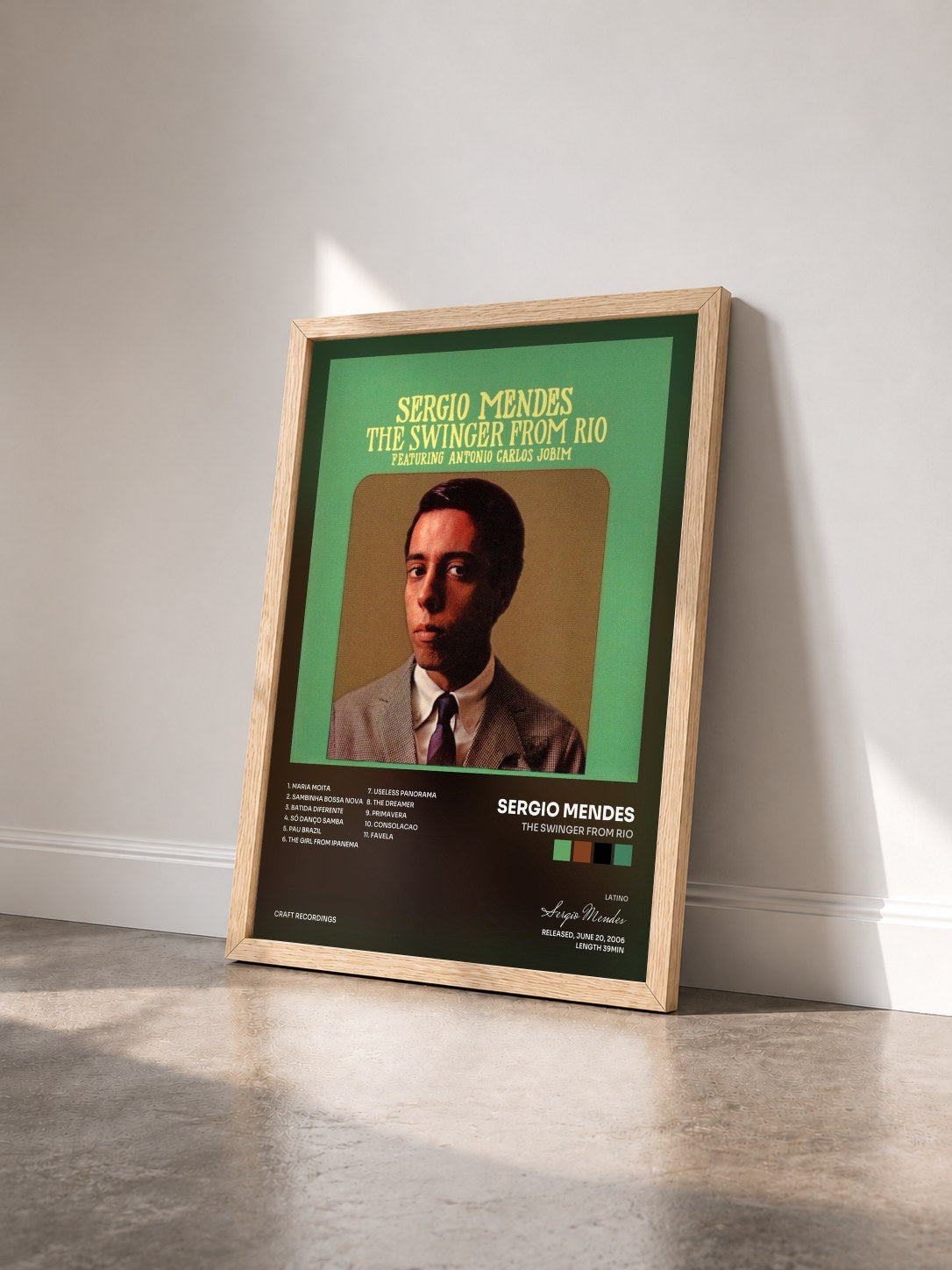 #bois Tableau de l'album The Swinger From Rio de Sergio Mendes vu de trois quarts, cadre en bois brut