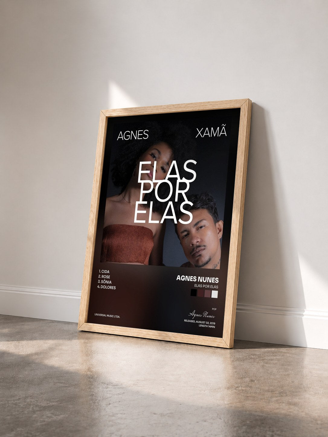 #bois Tableau de l'album Elas Por Elas de Agnes Nunes vu de trois quarts, cadre en bois brut