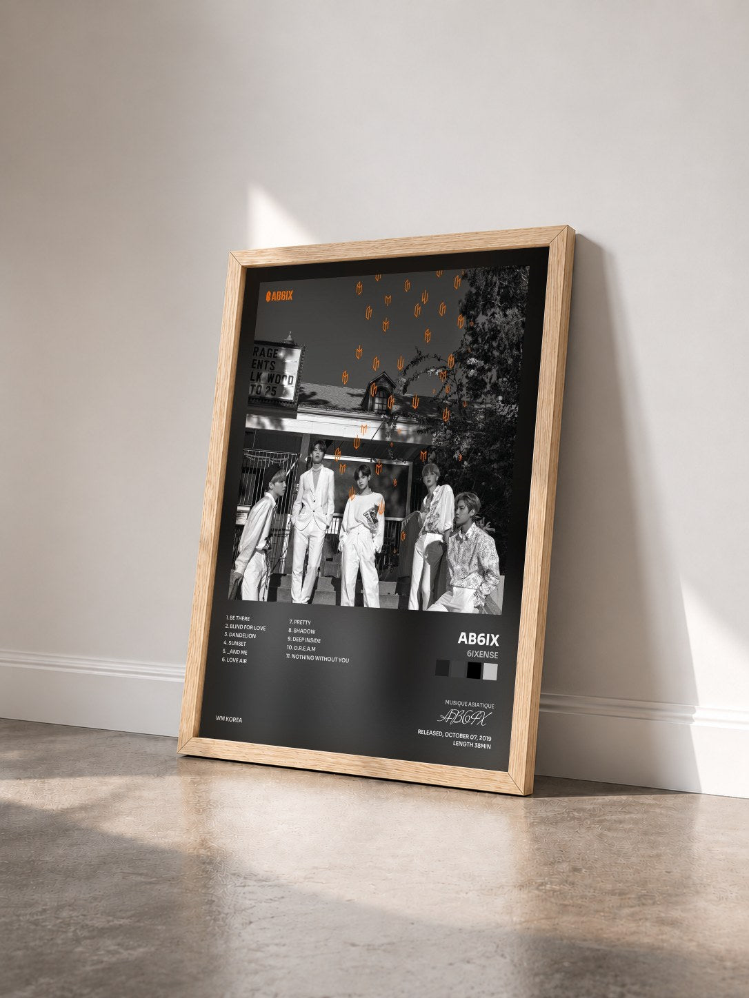 #bois Tableau de l'album 6IXENSE de AB6IX vu de trois quarts, cadre en bois brut