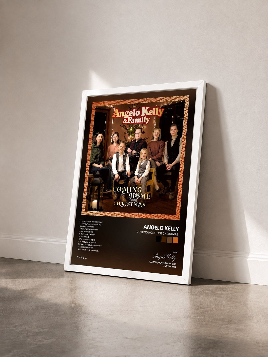 #blanc Tableau de l'album Coming Home For Christmas de Angelo Kelly vu de trois quarts, cadre blanc