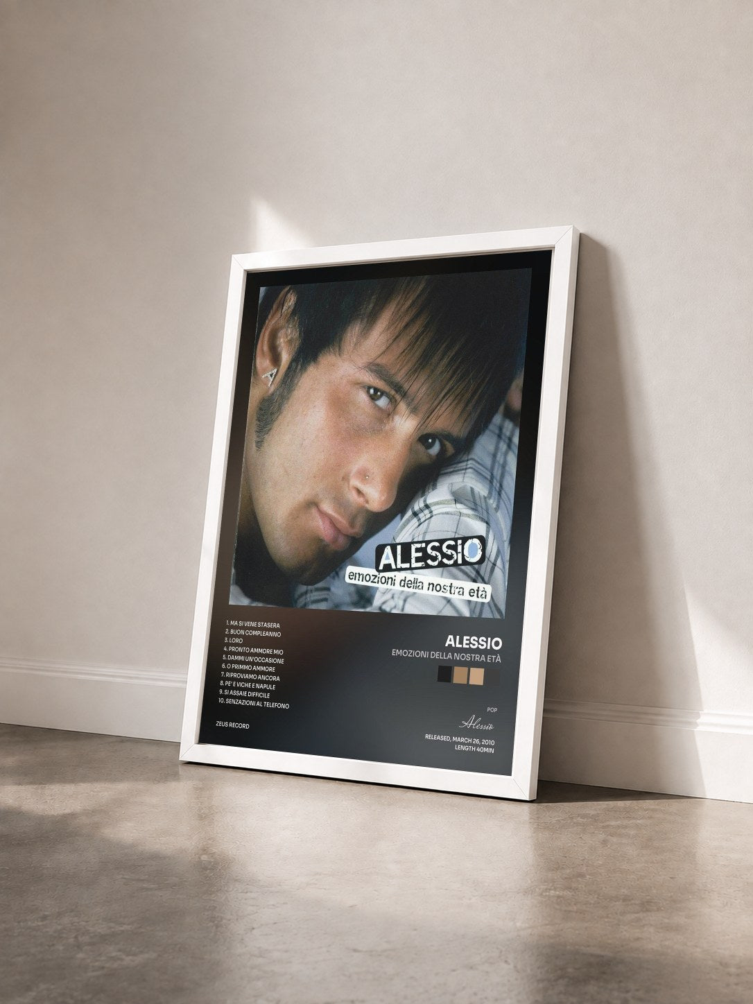 #blanc Tableau de l'album Emozioni della nostra età de Alessio vu de trois quarts, cadre blanc