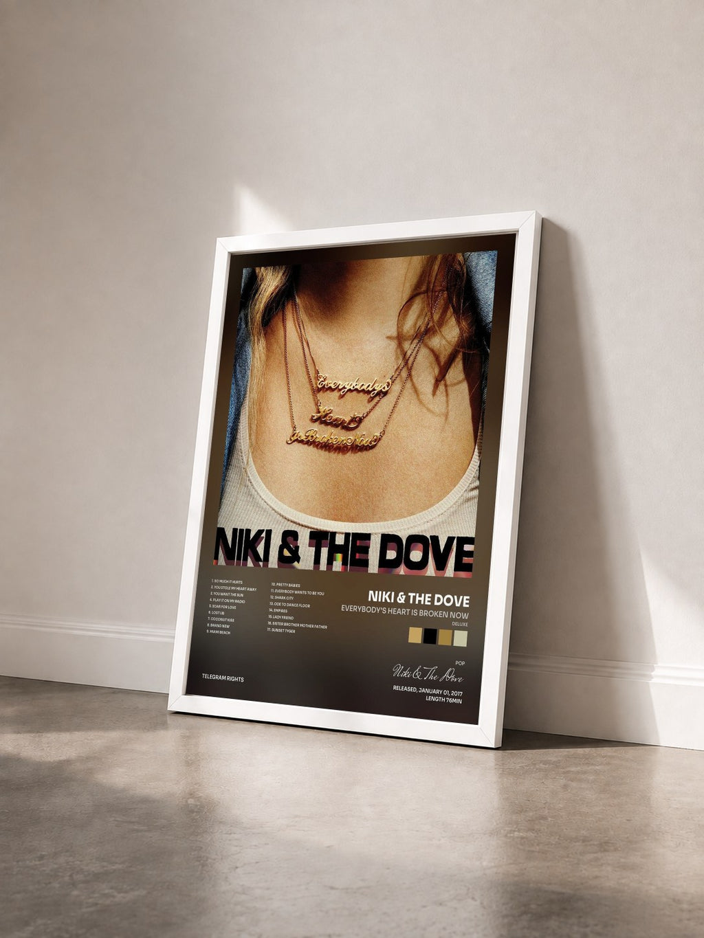 #blanc Tableau de l'album Everybody's Heart Is Broken Now (Deluxe) de Niki & The Dove vu de trois quarts, cadre blanc