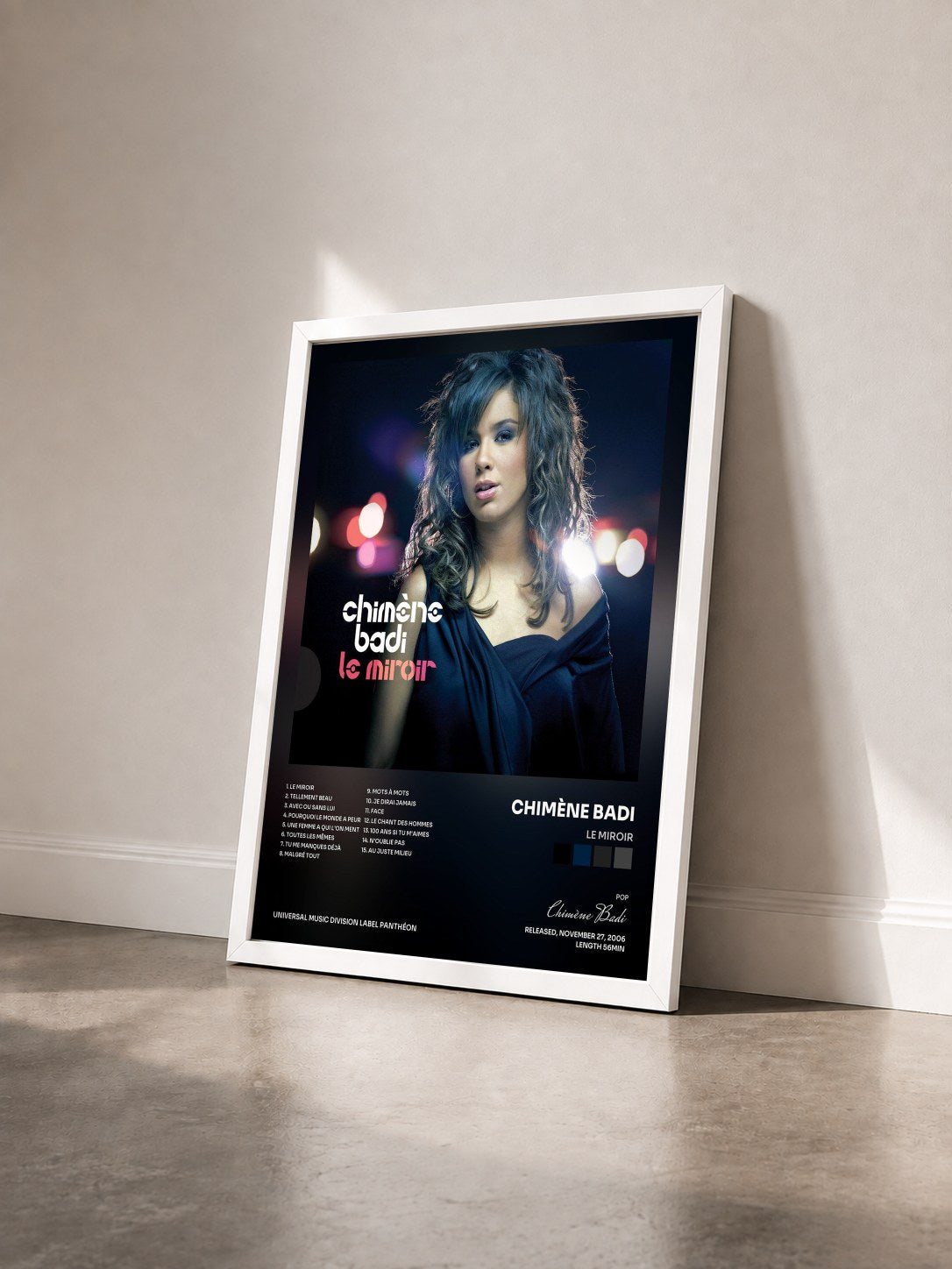 #blanc Tableau de l'album Le miroir de Chimène Badi vu de trois quarts, cadre blanc