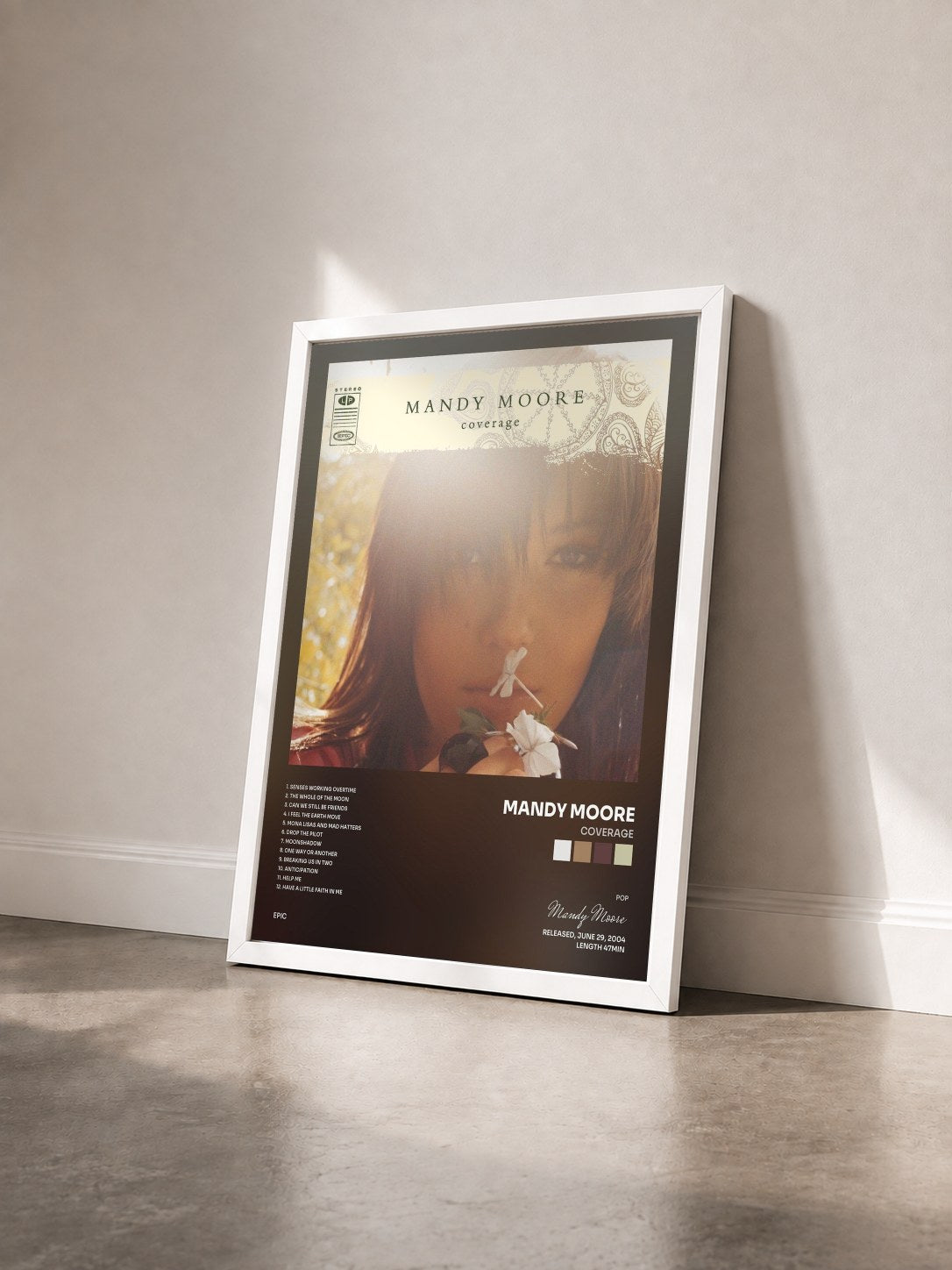 #blanc Tableau de l'album Coverage de Mandy Moore vu de trois quarts, cadre blanc