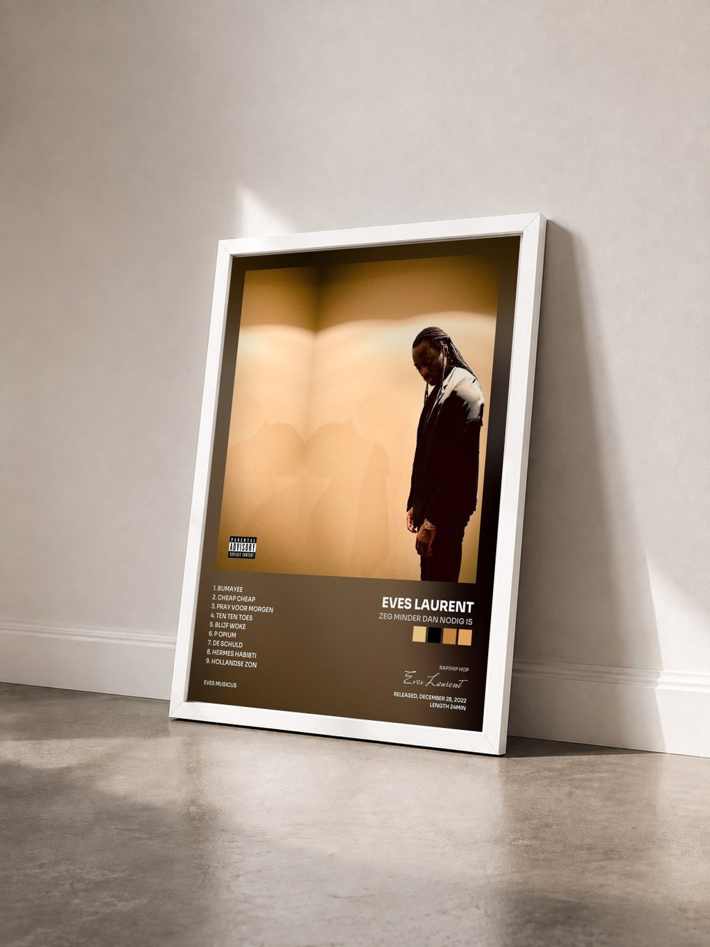 #blanc Tableau de l'album Zeg Minder Dan Nodig Is de Eves Laurent vu de trois quarts, cadre blanc