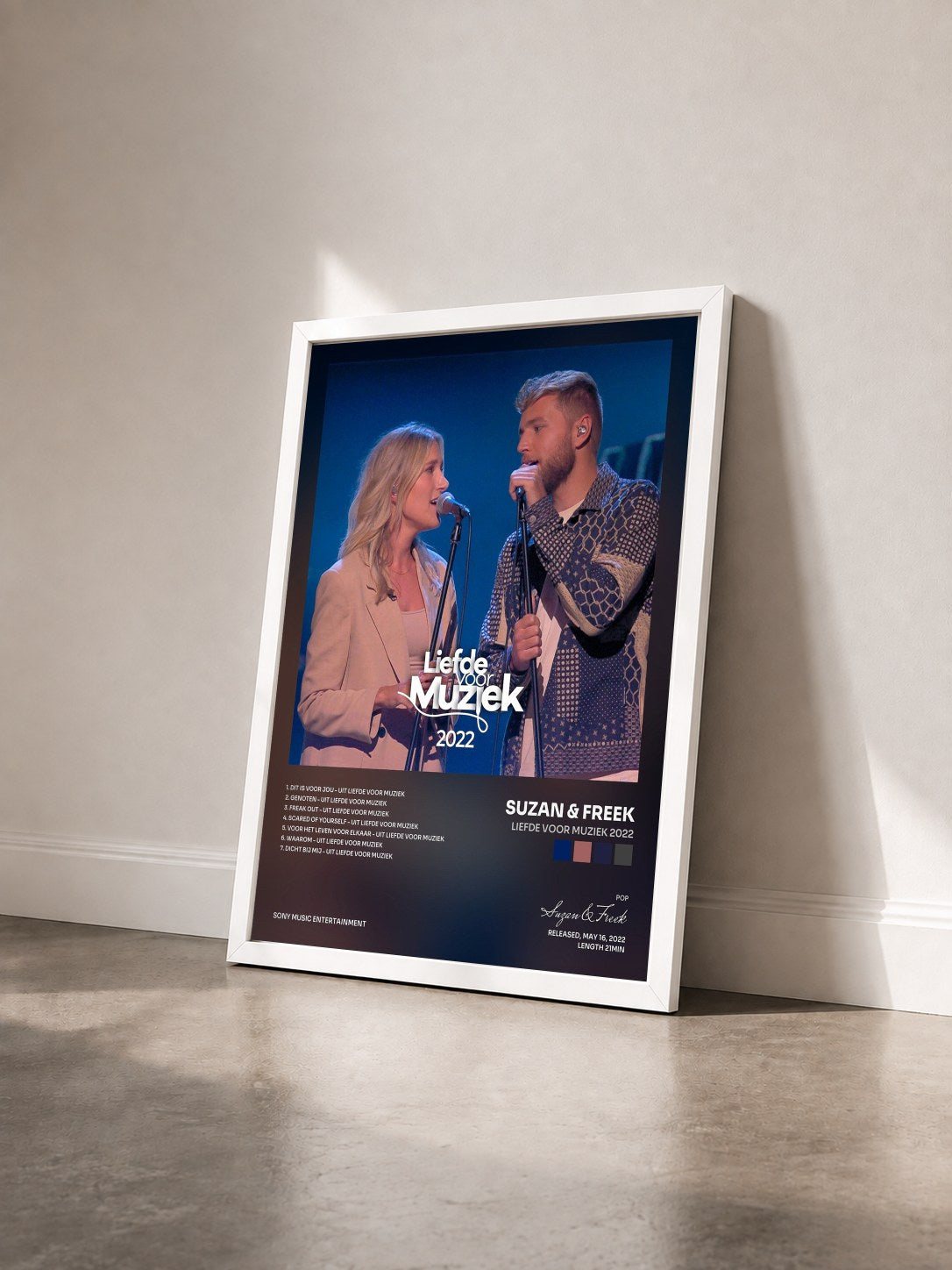 #blanc Tableau de l'album Liefde Voor Muziek 2022 de Suzan & Freek vu de trois quarts, cadre blanc