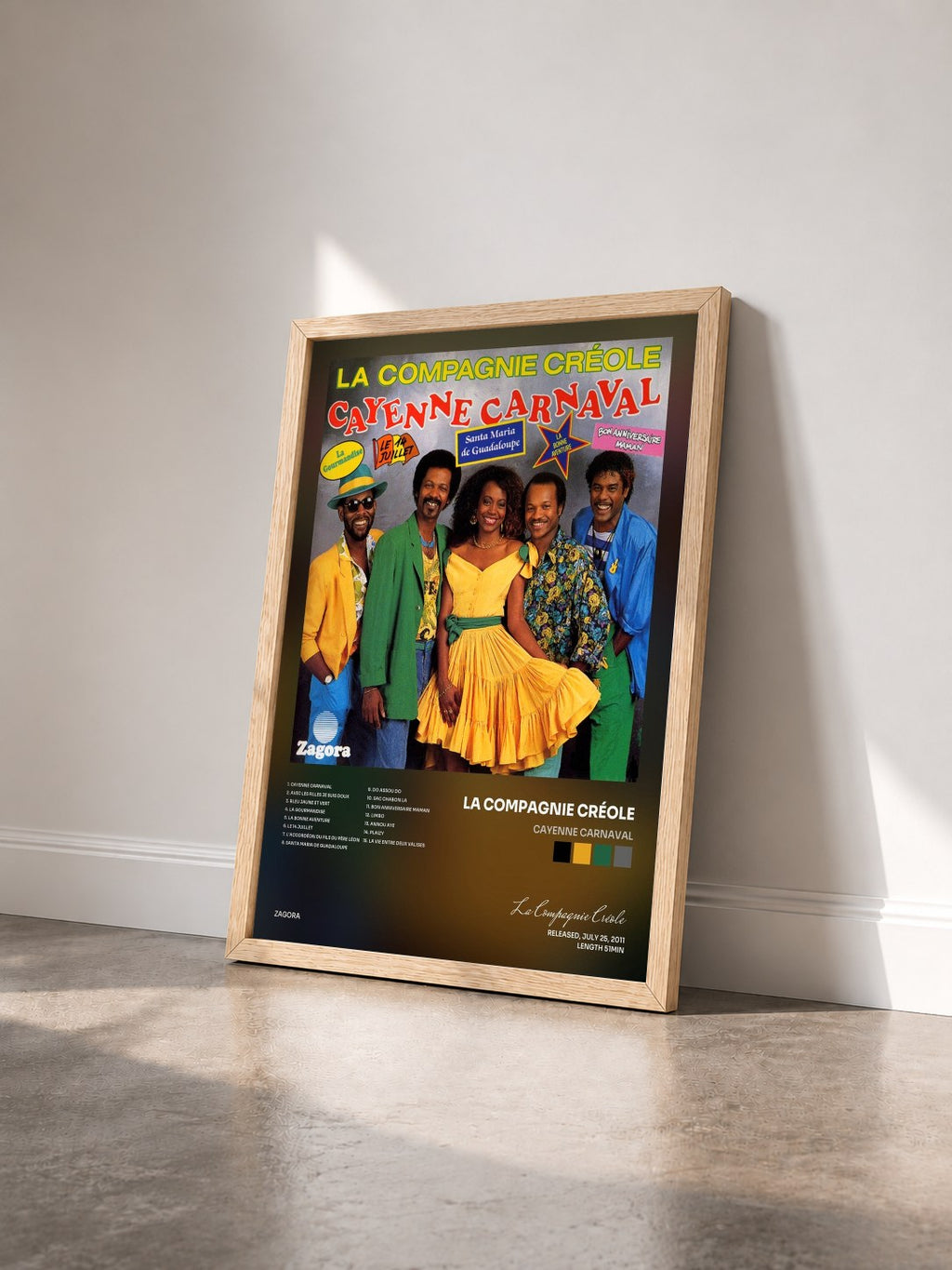 #bois Tableau de l'album Cayenne Carnaval de La Compagnie Créole vu de trois quarts, cadre en bois brut