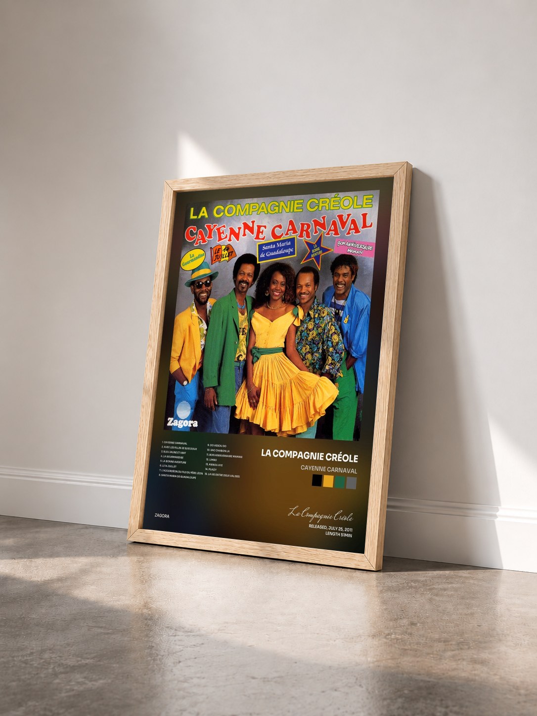 #bois Tableau de l'album Cayenne Carnaval de La Compagnie Créole vu de trois quarts, cadre en bois brut