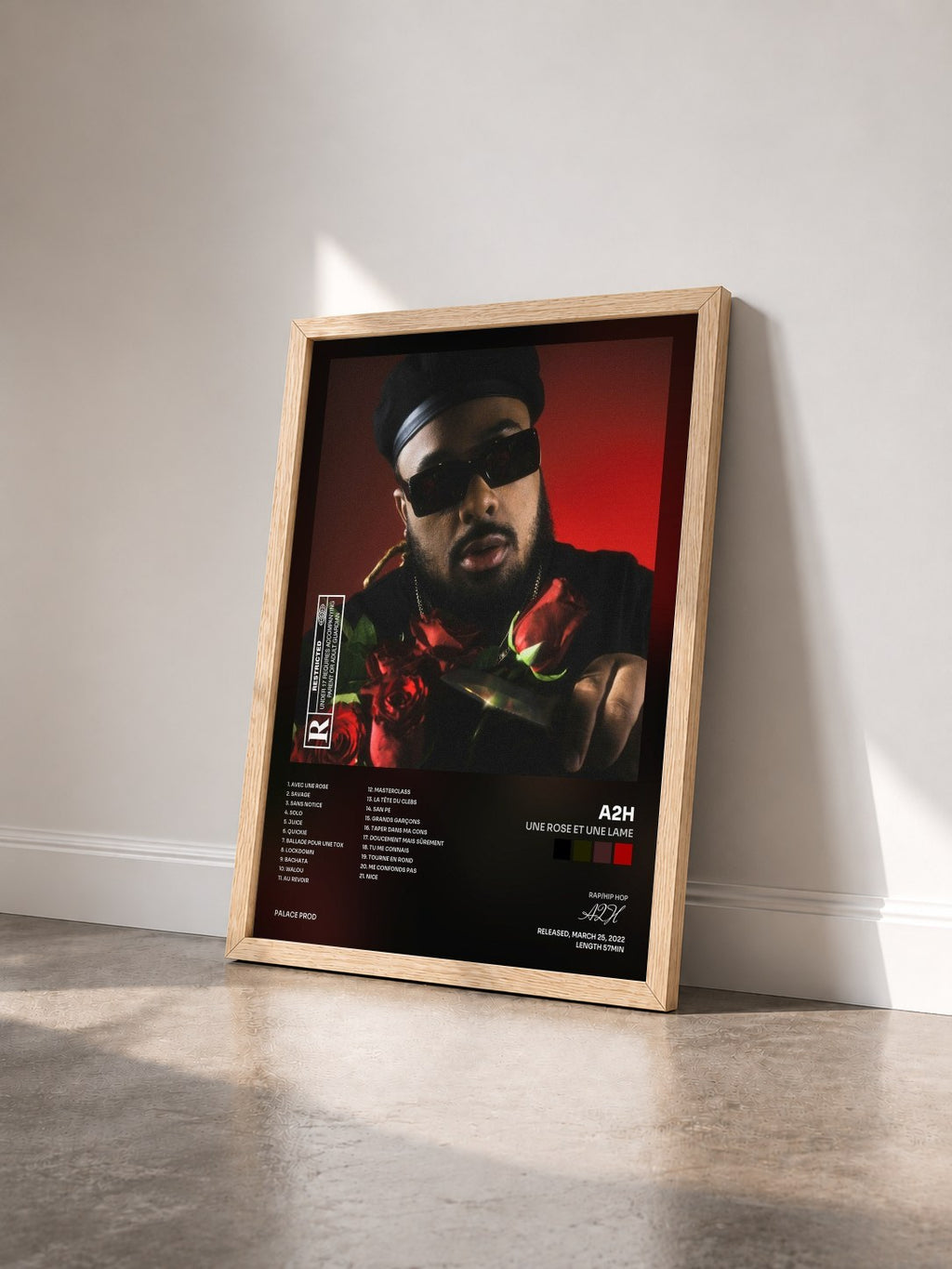 #bois Tableau de l'album Une rose et une lame de A2H vu de trois quarts, cadre en bois brut