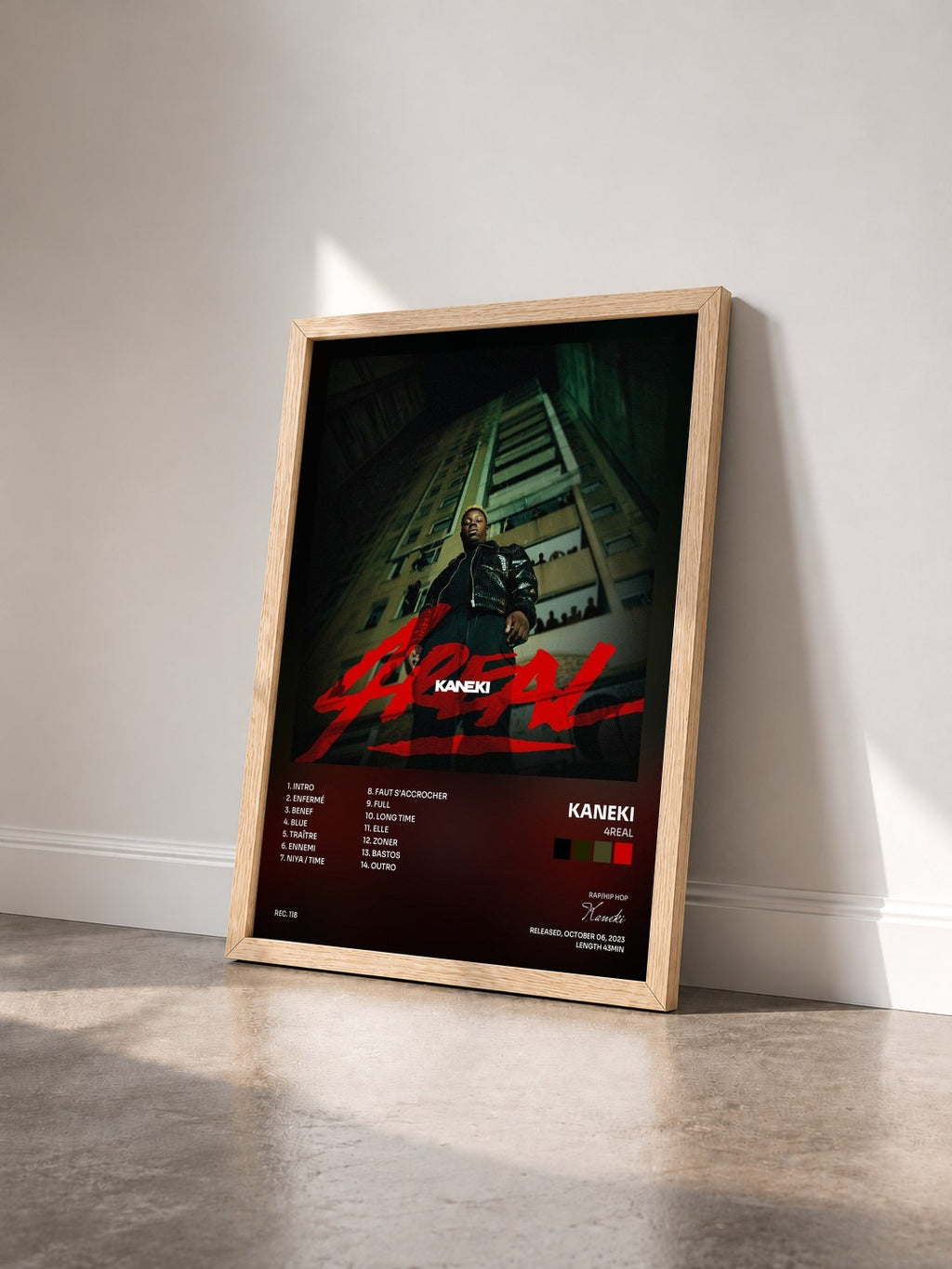 #bois Tableau de l'album 4Real de Kaneki vu de trois quarts, cadre en bois brut