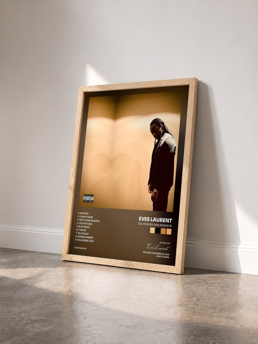 #bois Tableau de l'album Zeg Minder Dan Nodig Is de Eves Laurent vu de trois quarts, cadre en bois brut