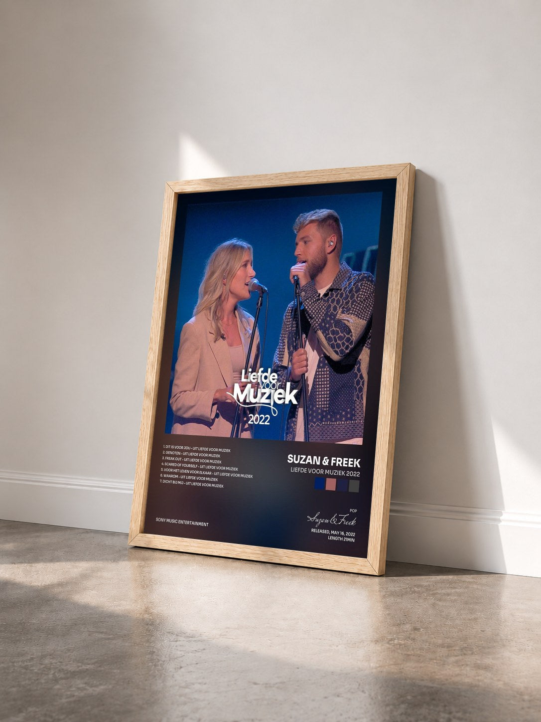 #bois Tableau de l'album Liefde Voor Muziek 2022 de Suzan & Freek vu de trois quarts, cadre en bois brut
