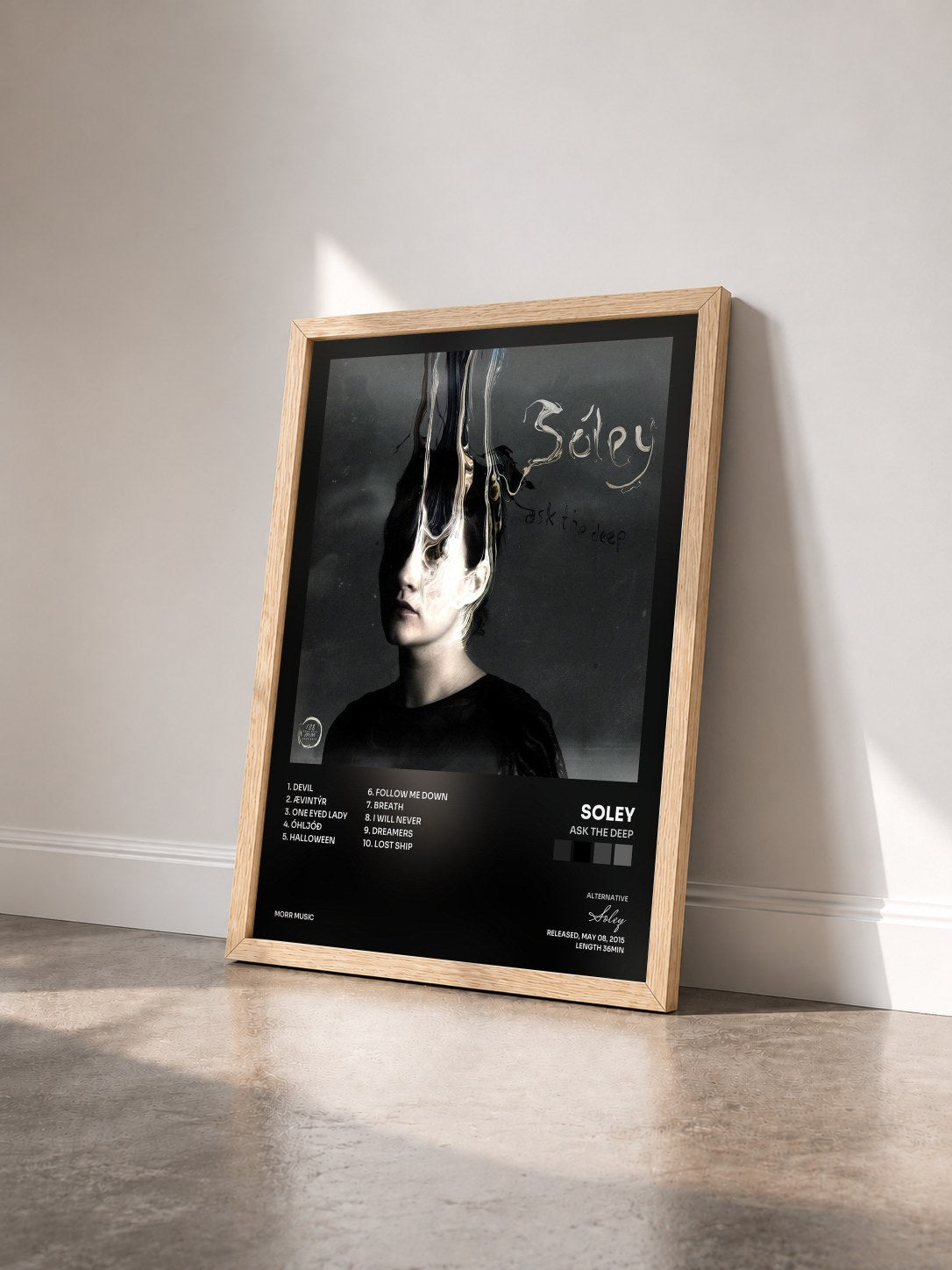 #bois Tableau de l'album Ask the Deep de Soley vu de trois quarts, cadre en bois brut
