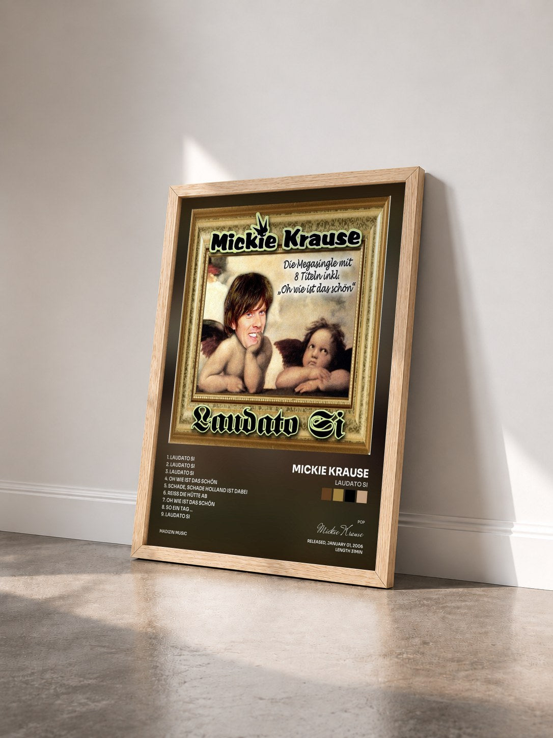 #bois Tableau de l'album Laudato Si de Mickie Krause vu de trois quarts, cadre en bois brut