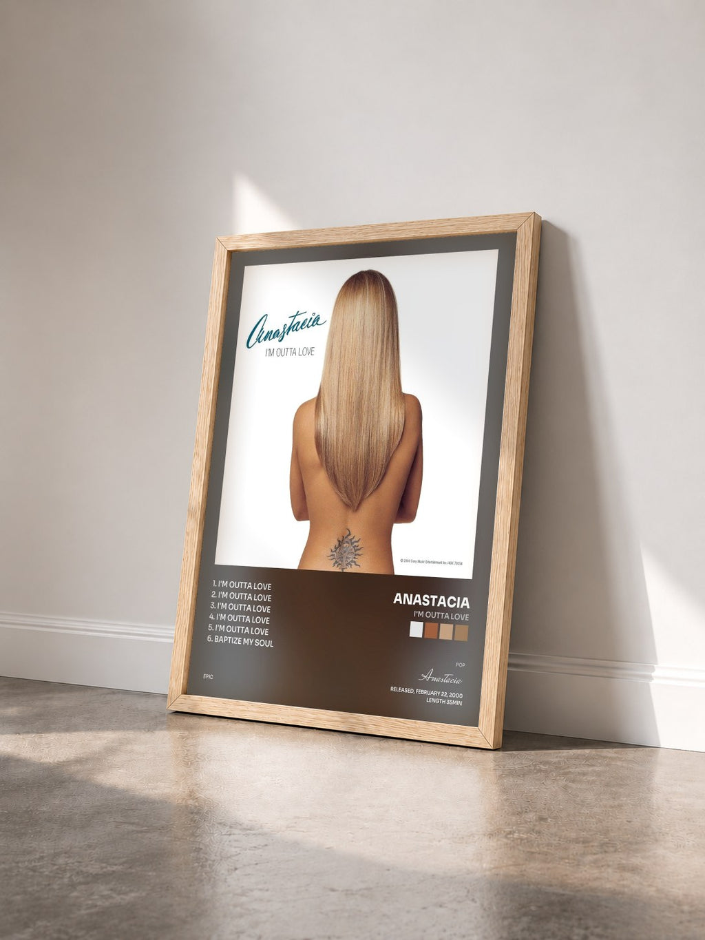 #bois Tableau de l'album I'm Outta Love de Anastacia vu de trois quarts, cadre en bois brut