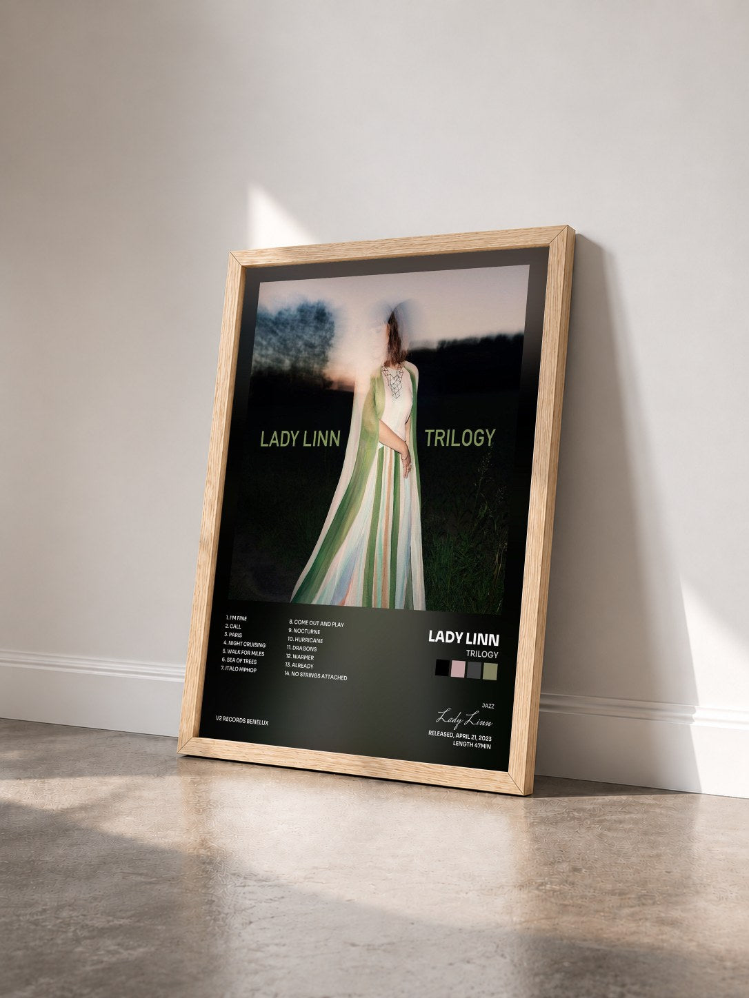 #bois Tableau de l'album Trilogy de Lady Linn vu de trois quarts, cadre en bois brut