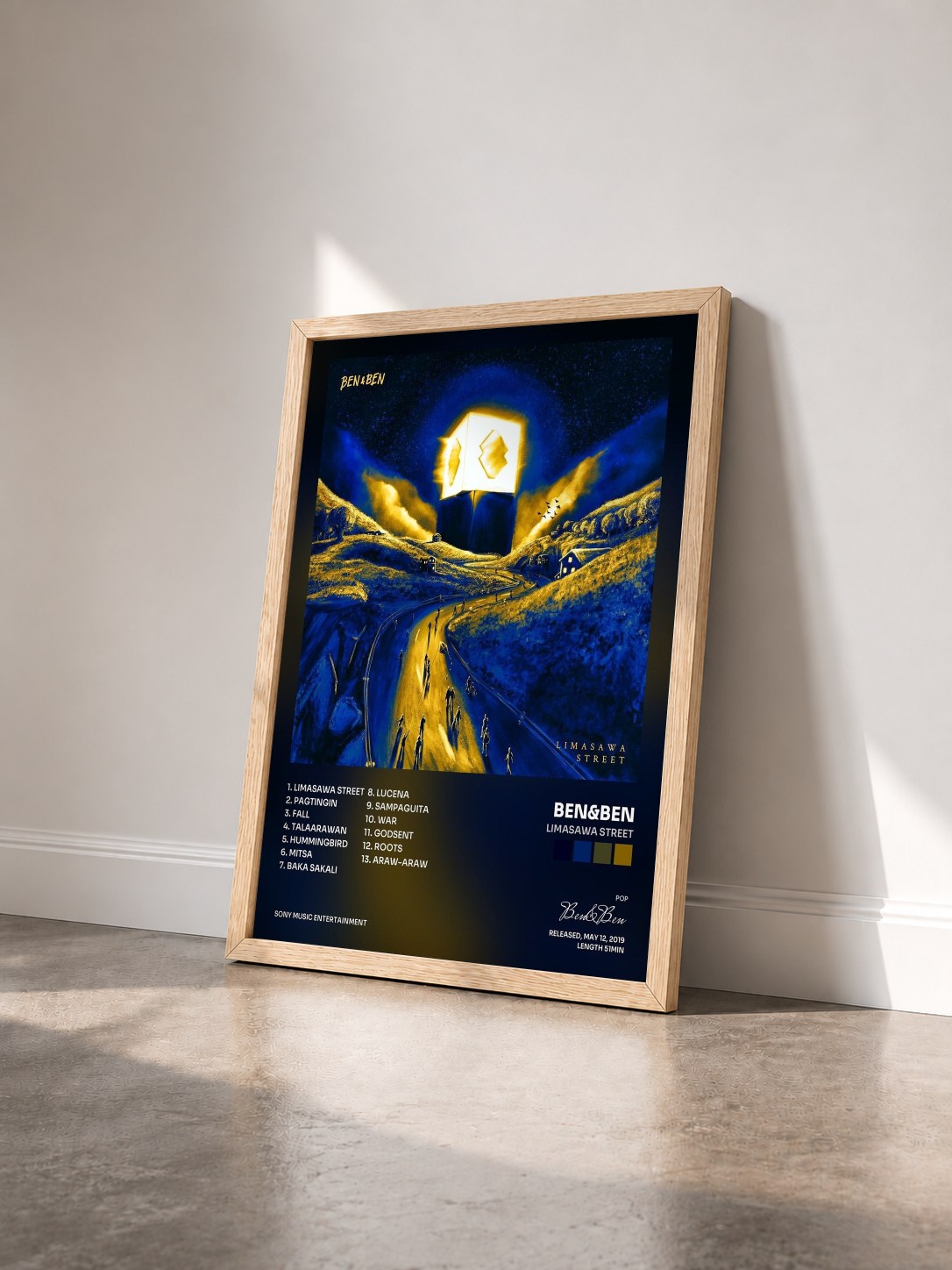#bois Tableau de l'album LIMASAWA STREET de Ben&Ben vu de trois quarts, cadre en bois brut