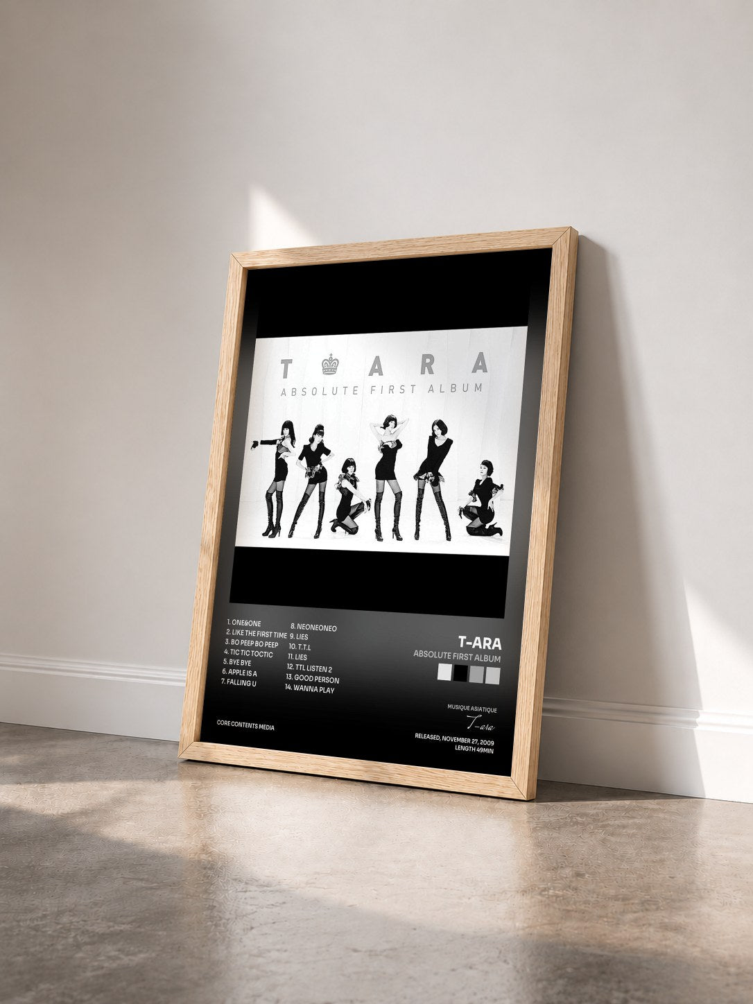 #bois Tableau de l'album Absolute First Album de T-ara vu de trois quarts, cadre en bois brut