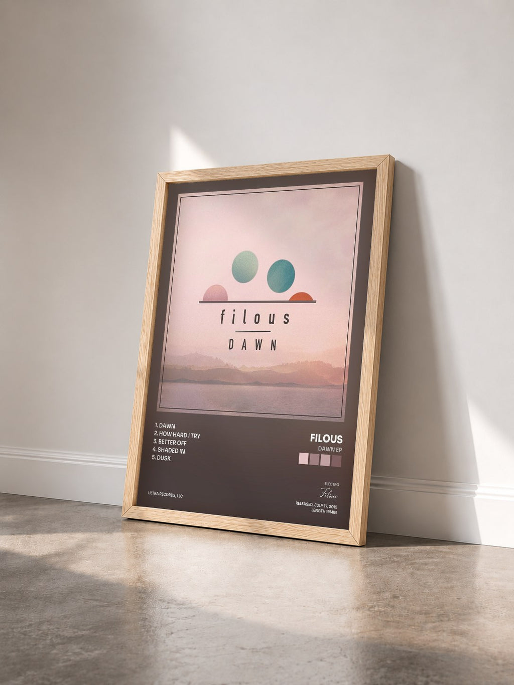 #bois Tableau de l'album Dawn EP de Filous vu de trois quarts, cadre en bois brut