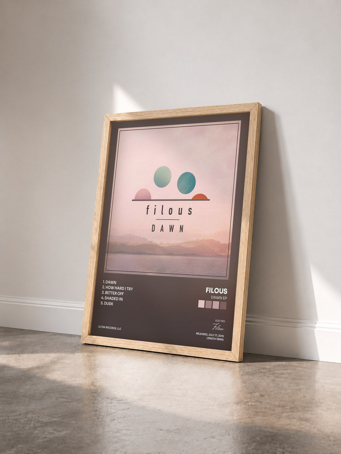 #bois Tableau de l'album Dawn EP de Filous vu de trois quarts, cadre en bois brut