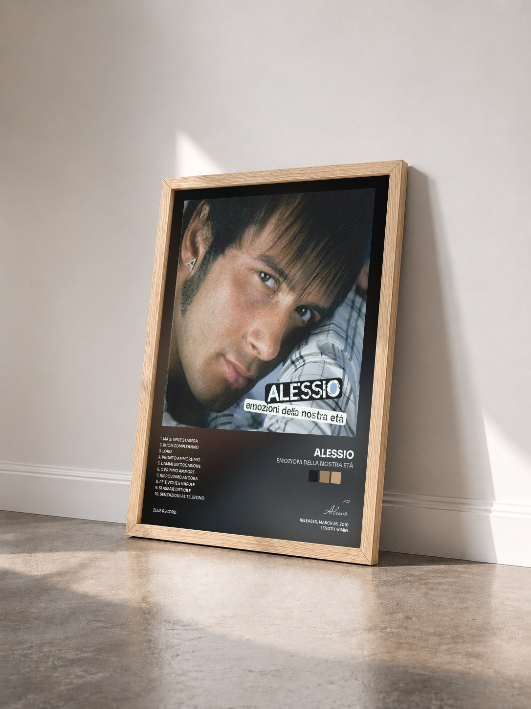 #bois Tableau de l'album Emozioni della nostra età de Alessio vu de trois quarts, cadre en bois brut