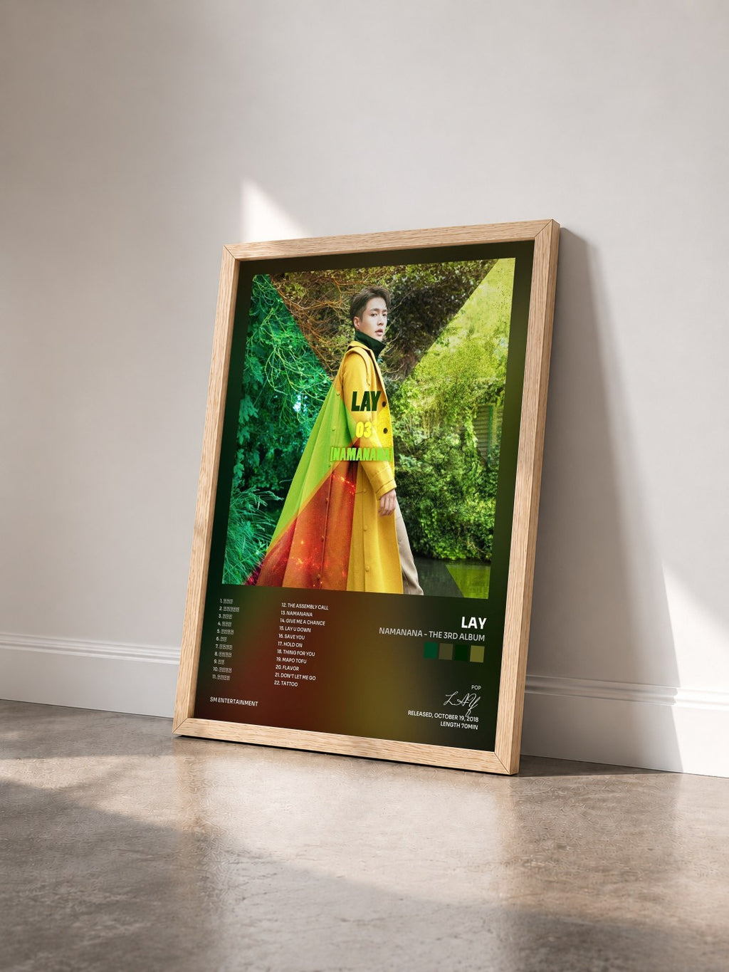 #bois Tableau de l'album NAMANANA - The 3rd Album de LAY vu de trois quarts, cadre en bois brut