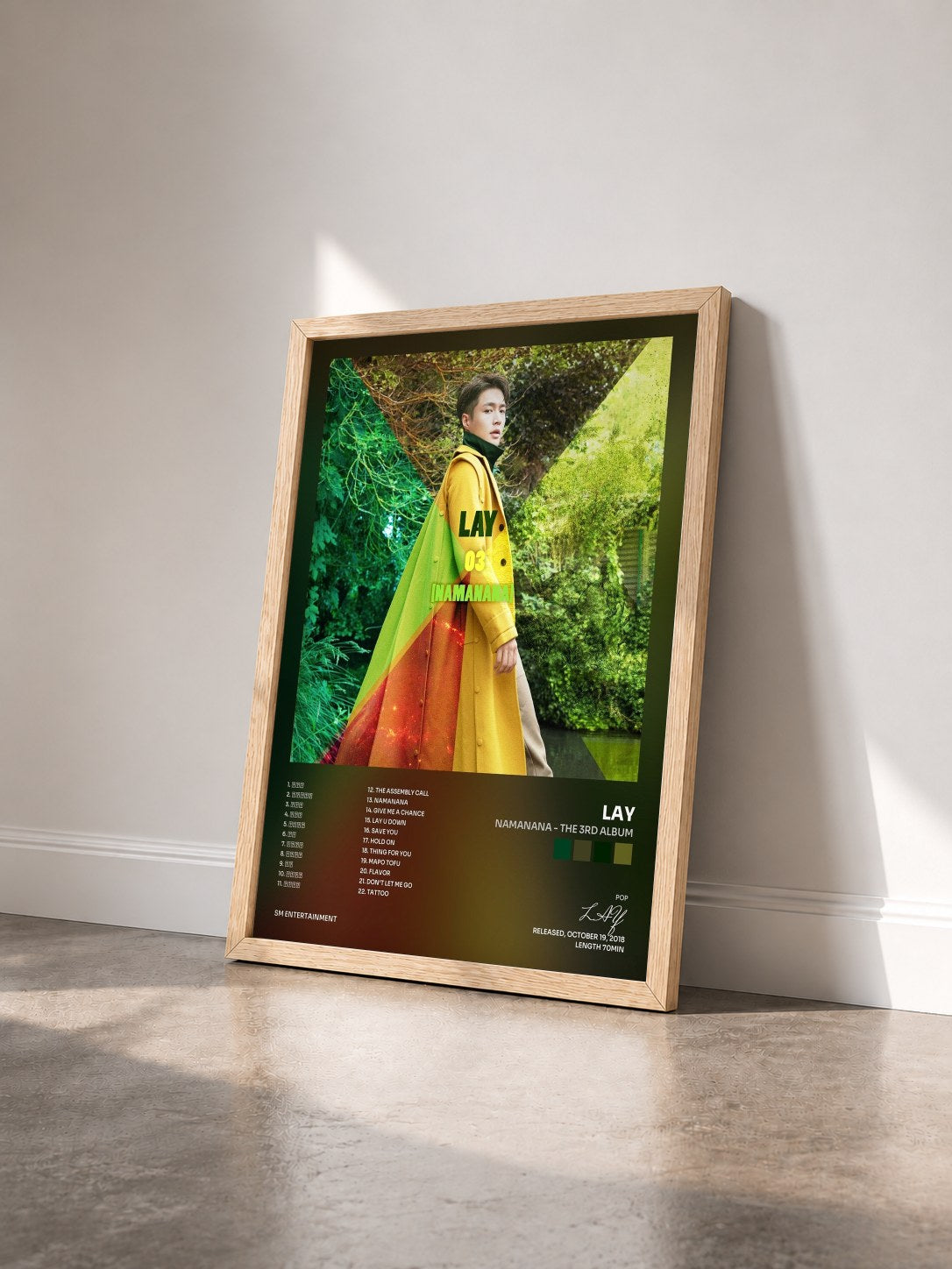 #bois Tableau de l'album NAMANANA - The 3rd Album de LAY vu de trois quarts, cadre en bois brut