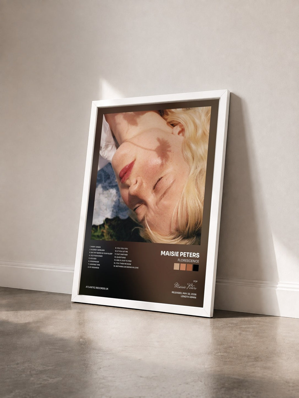 #blanc Tableau de l'album Florescence de Maisie Peters vu de trois quarts, cadre blanc