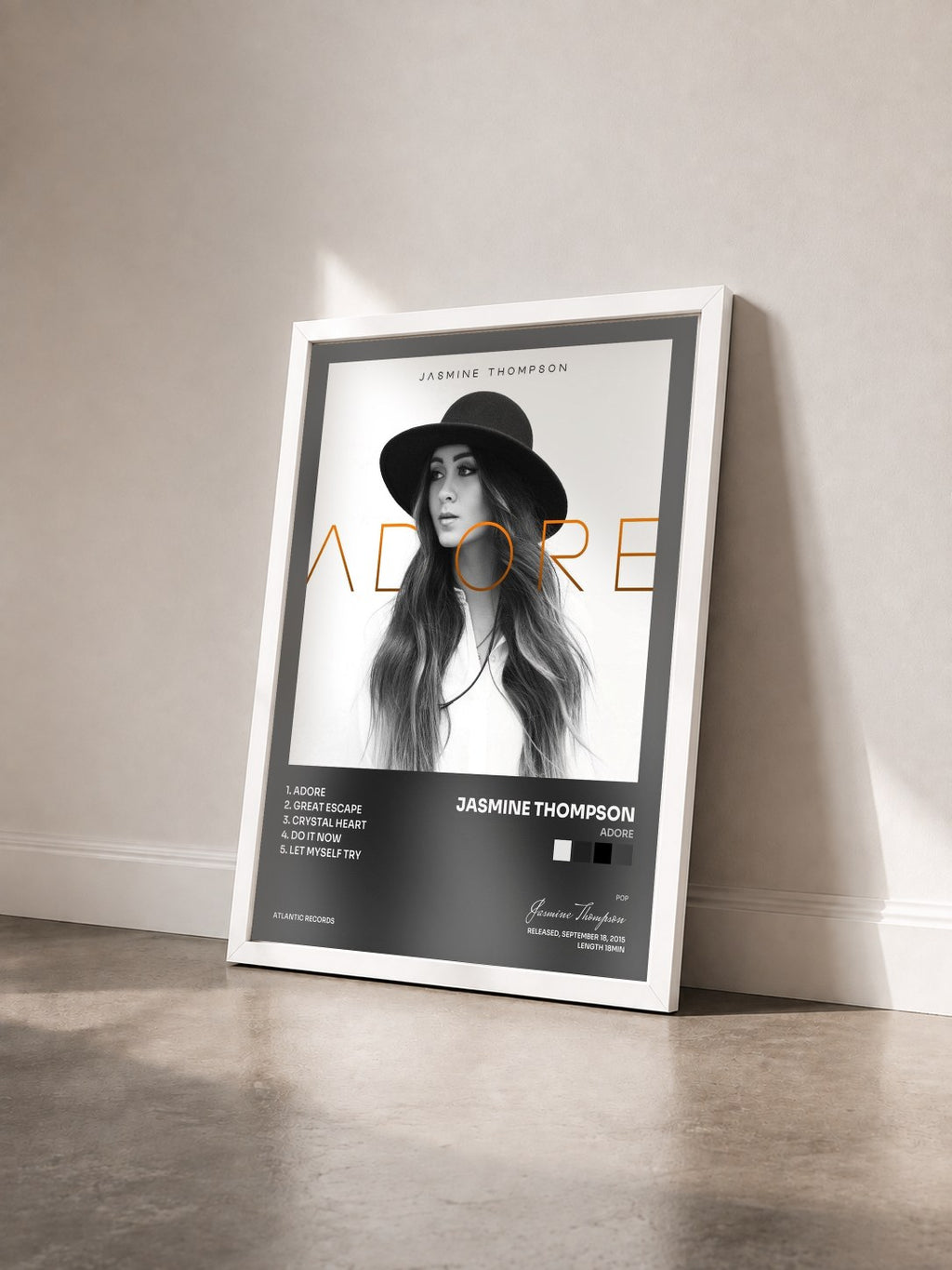 #blanc Tableau de l'album Adore de Jasmine Thompson vu de trois quarts, cadre blanc
