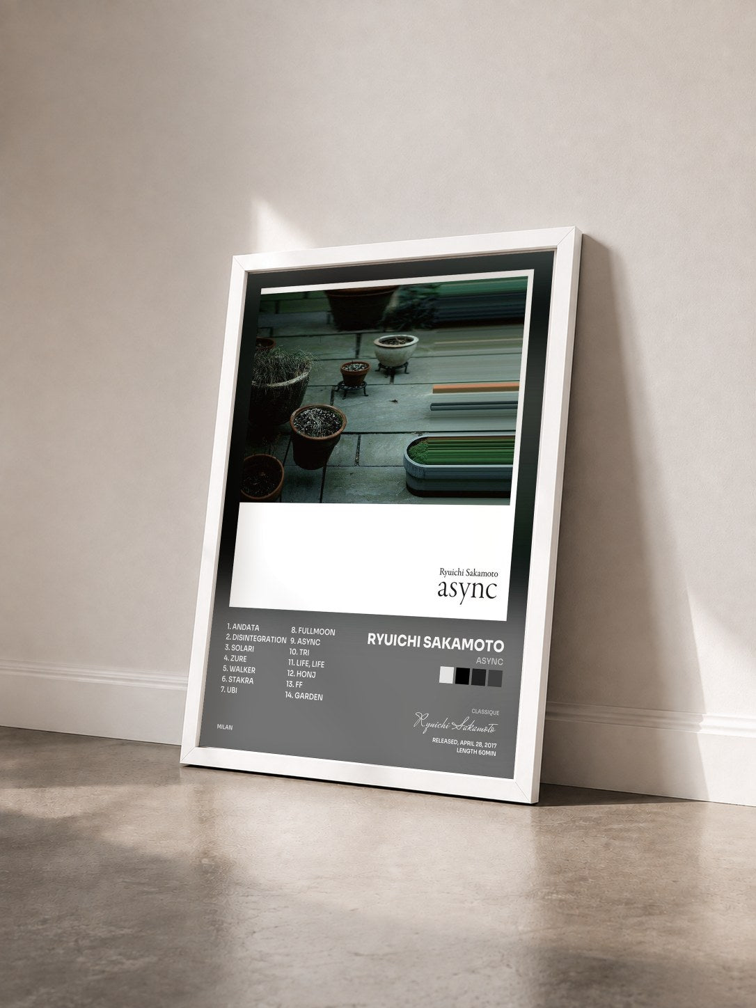 #blanc Tableau de l'album async de Ryuichi Sakamoto vu de trois quarts, cadre blanc