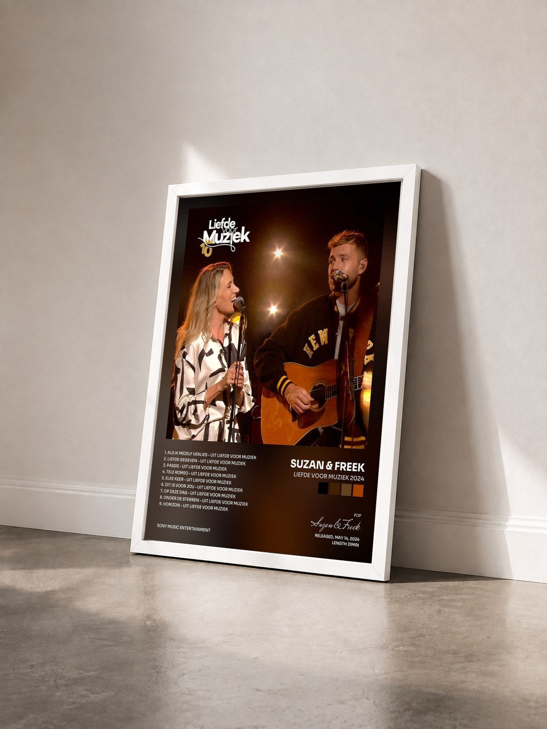 #blanc Tableau de l'album Liefde Voor Muziek 2024 de Suzan & Freek vu de trois quarts, cadre blanc