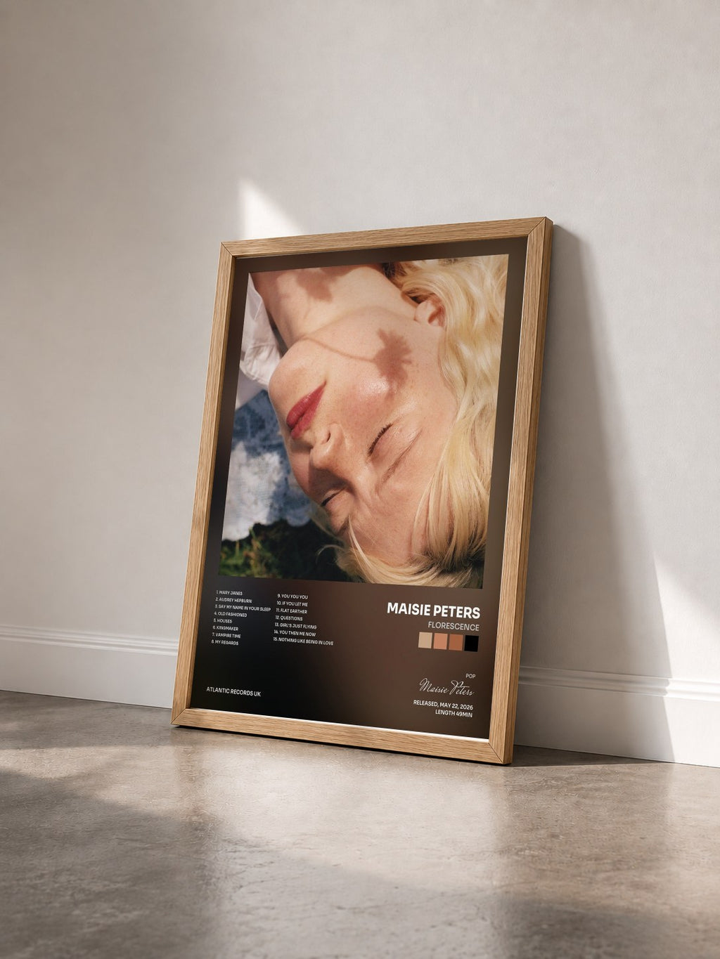 #bois Tableau de l'album Florescence de Maisie Peters vu de trois quarts, cadre en bois brut