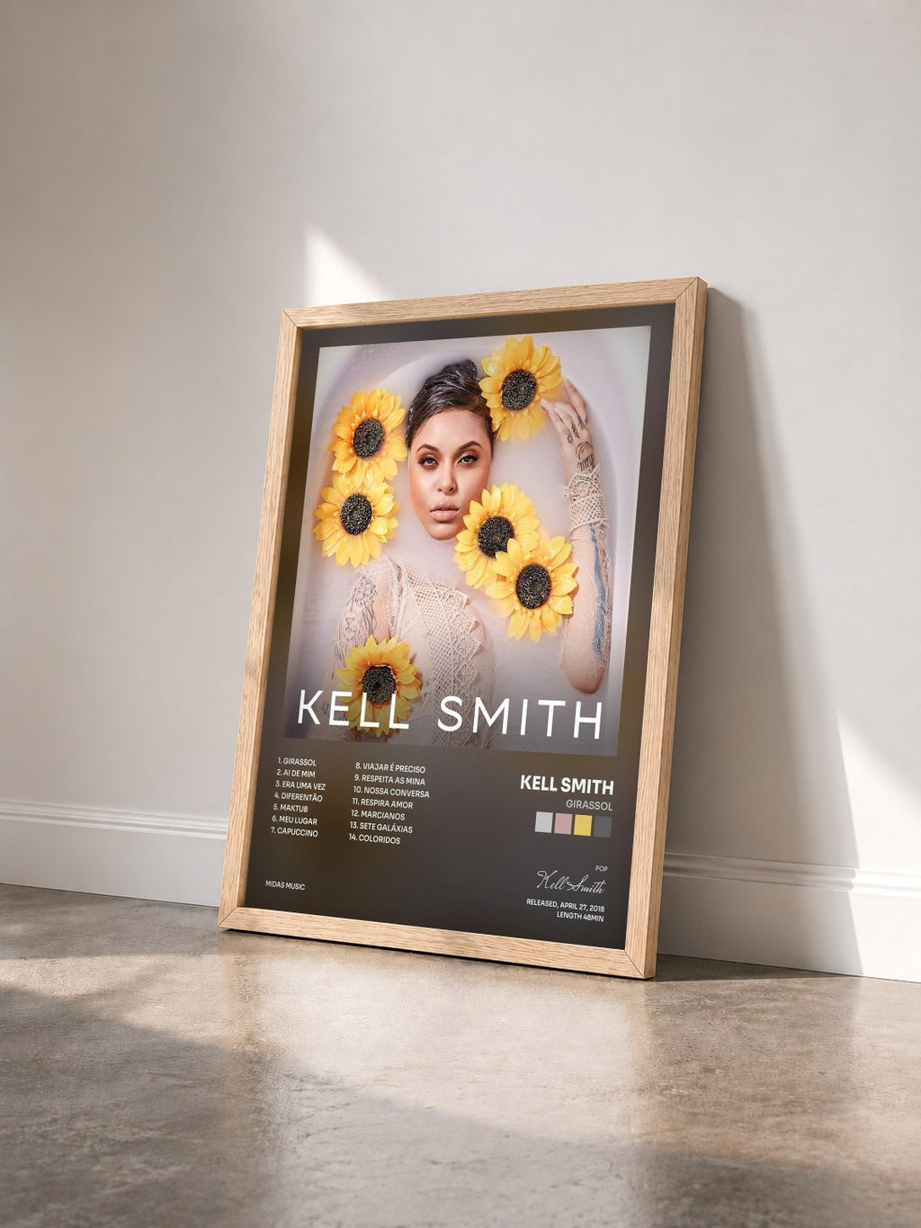 #bois Tableau de l'album Girassol de Kell Smith vu de trois quarts, cadre en bois brut