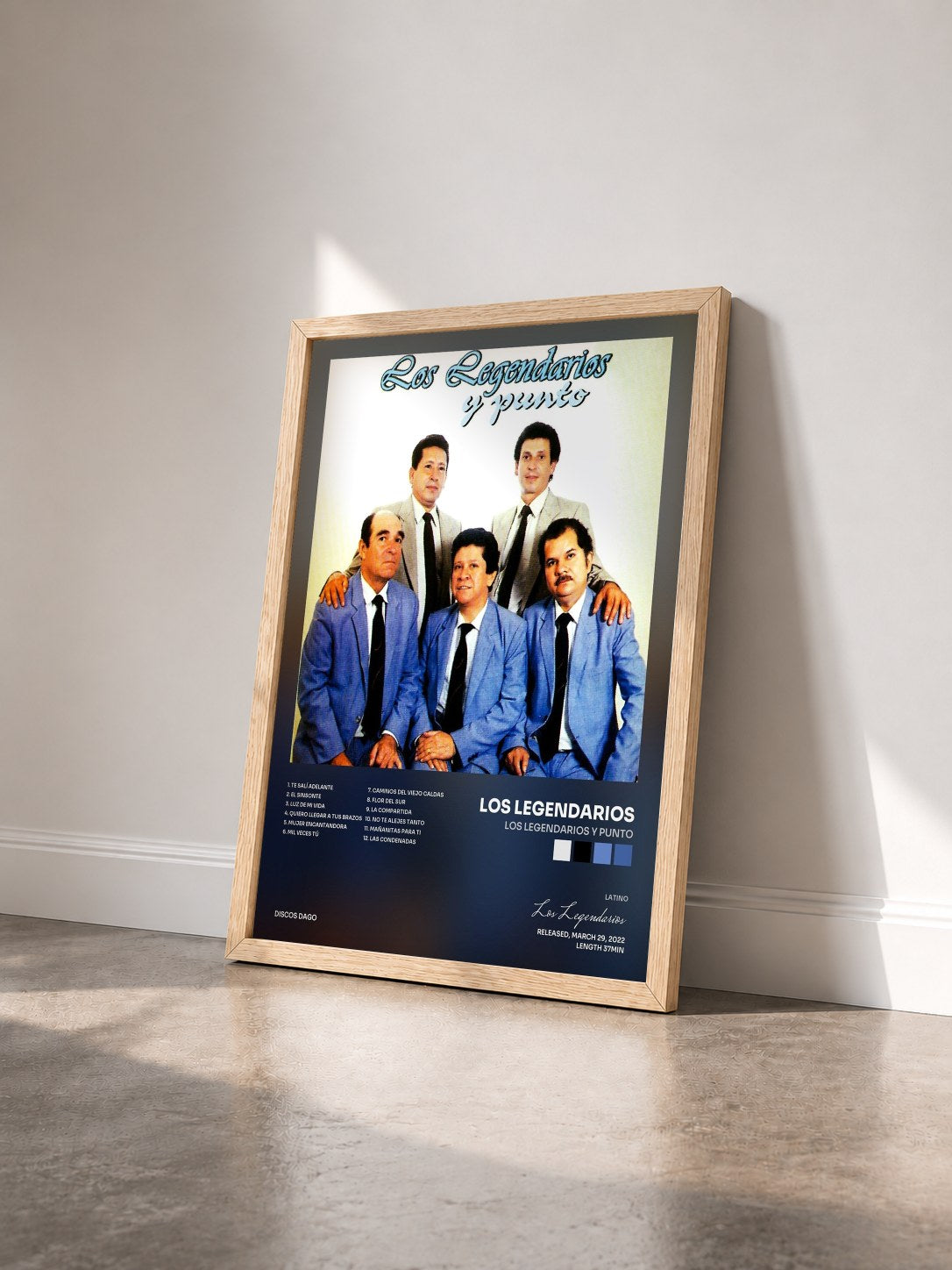 #bois Tableau de l'album Los Legendarios y Punto de Los Legendarios vu de trois quarts, cadre en bois brut
