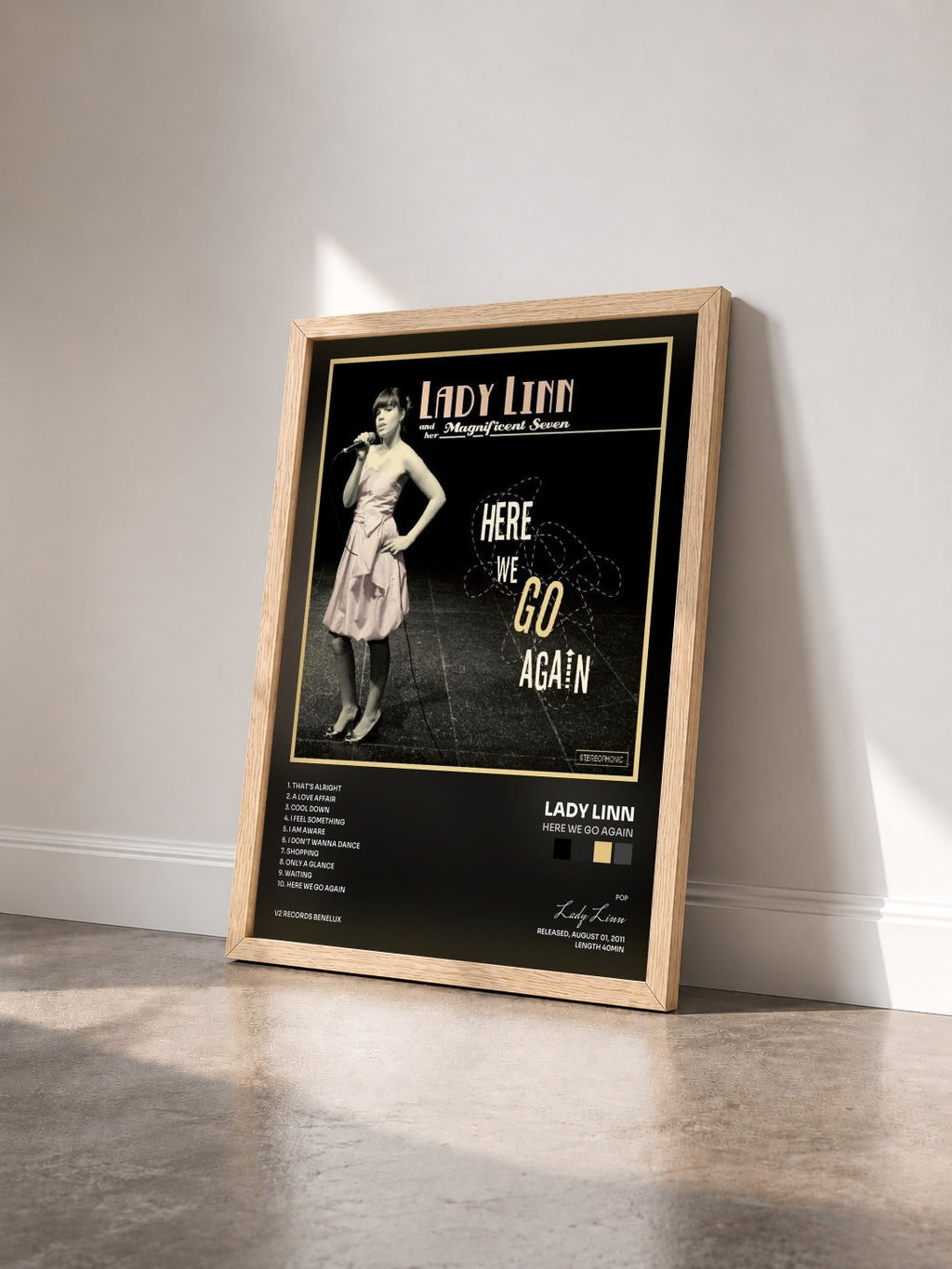 #bois Tableau de l'album Here We Go Again de Lady Linn vu de trois quarts, cadre en bois brut