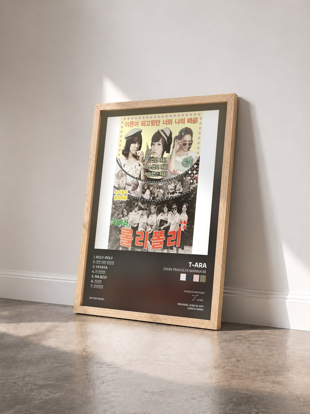 #bois Tableau de l'album John Travolta Wanna Be de T-ara vu de trois quarts, cadre en bois brut