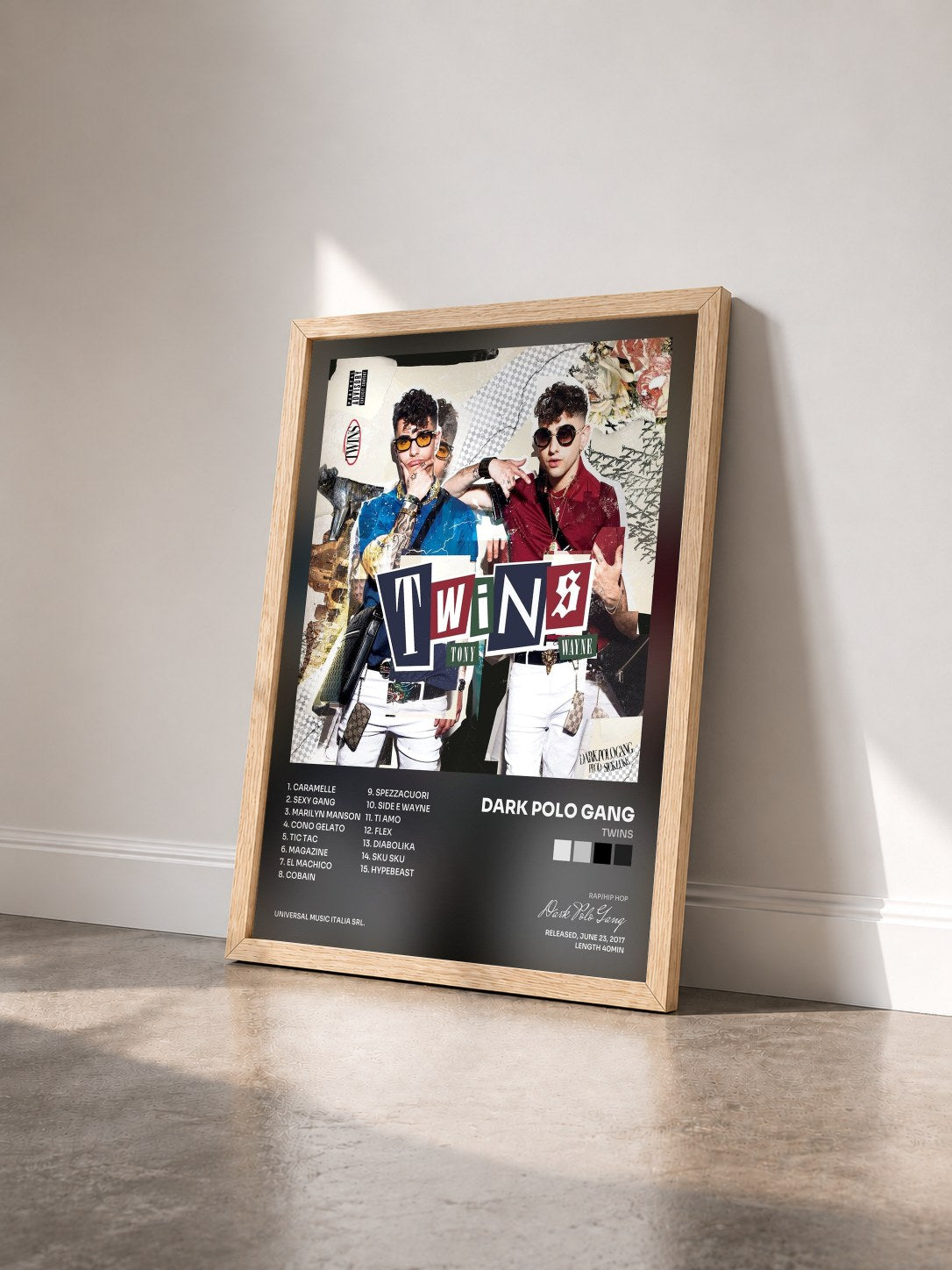 #bois Tableau de l'album Twins de Dark Polo Gang vu de trois quarts, cadre en bois brut